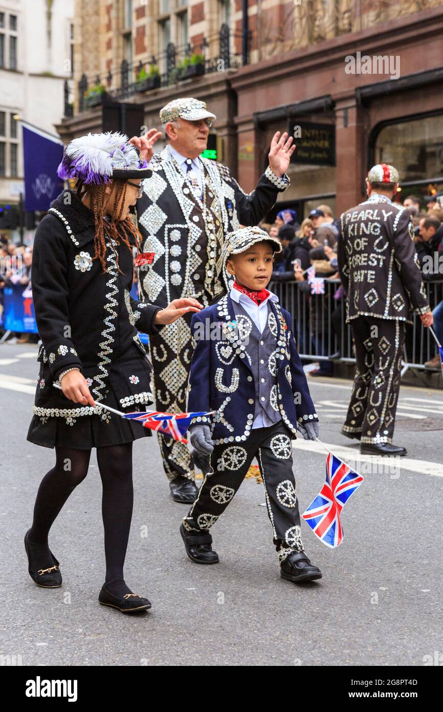 Les PEarly Kings et Queens participent à la London New Year's Day Parade (LNYDP), en Angleterre Banque D'Images