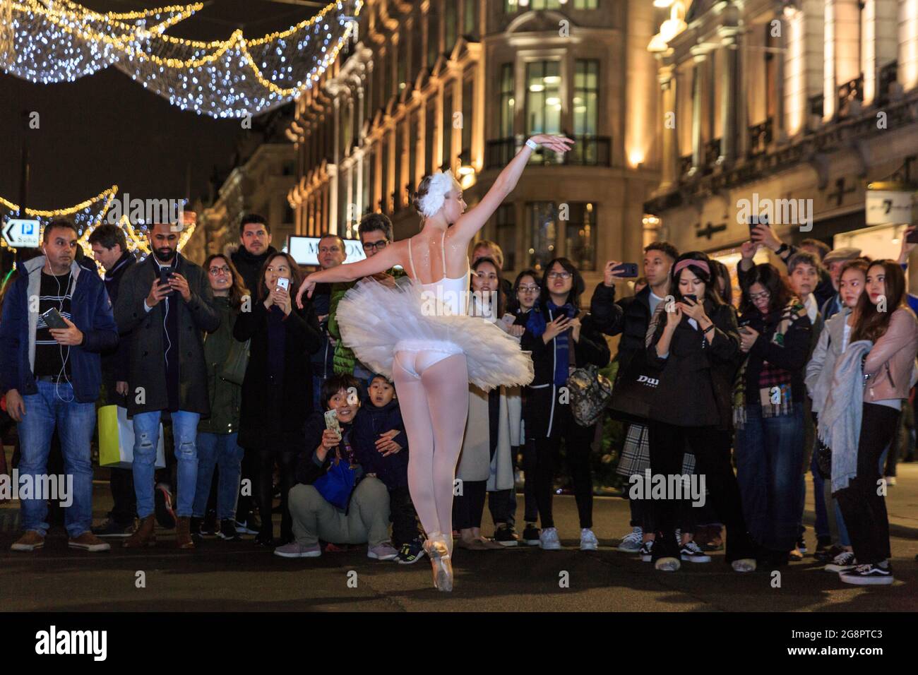 Des danseurs de ballet de Black Orchid se produisent au Regent Street Christmas Lights ‘The Spirit of Christmas’, Londres, Angleterre Banque D'Images