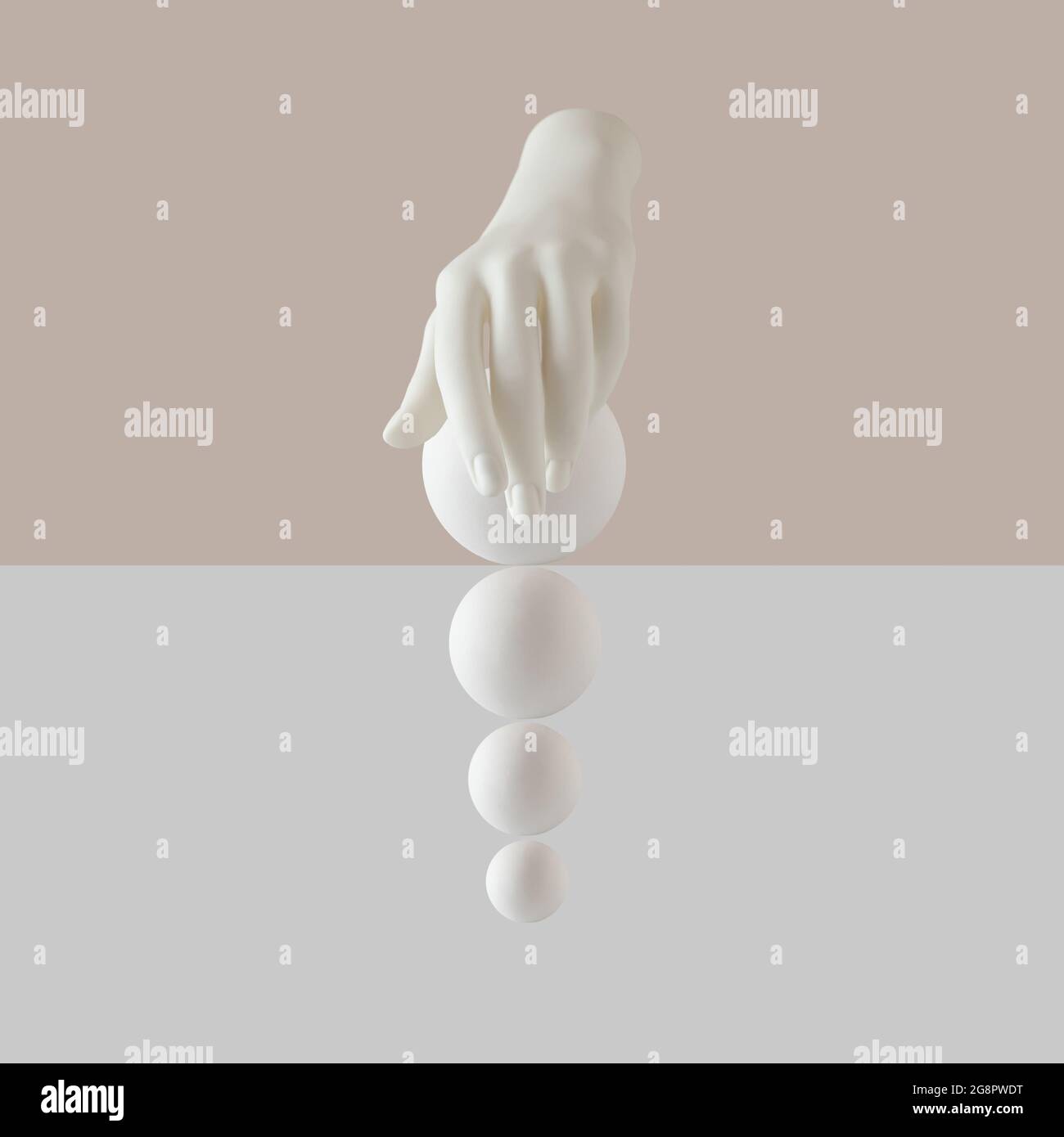 Arrangement créatif avec main artificielle et boules blanches sur fond beige pastel et blanc. Concept d'idée surréaliste minimal Banque D'Images