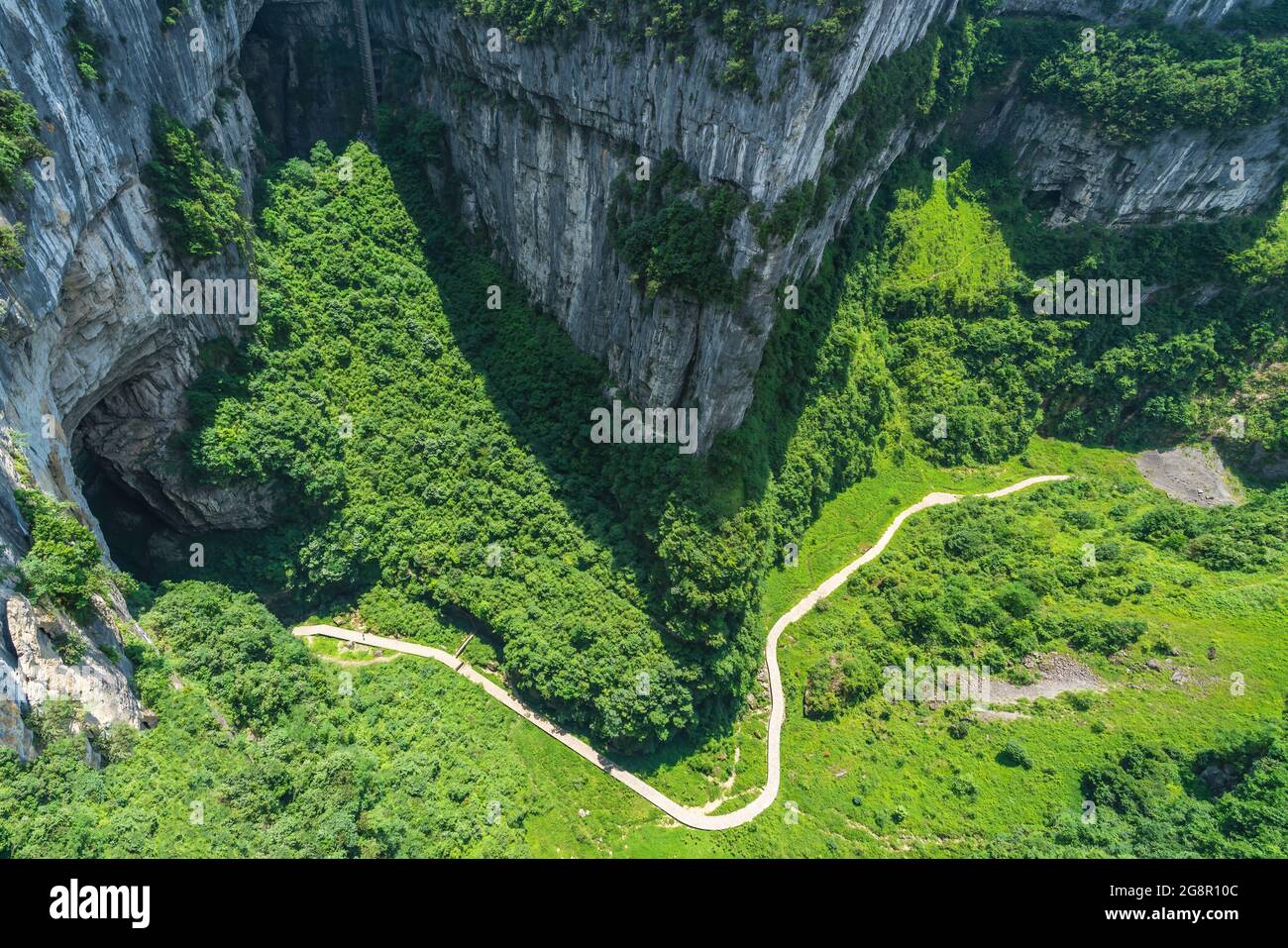 Sentier de randonnée pédestre et sentier au fond de la vallée de la gorge parmi les formations rocheuses de calcaire karstiques dans le parc national de Longshuixia Fassure, Wulong count Banque D'Images