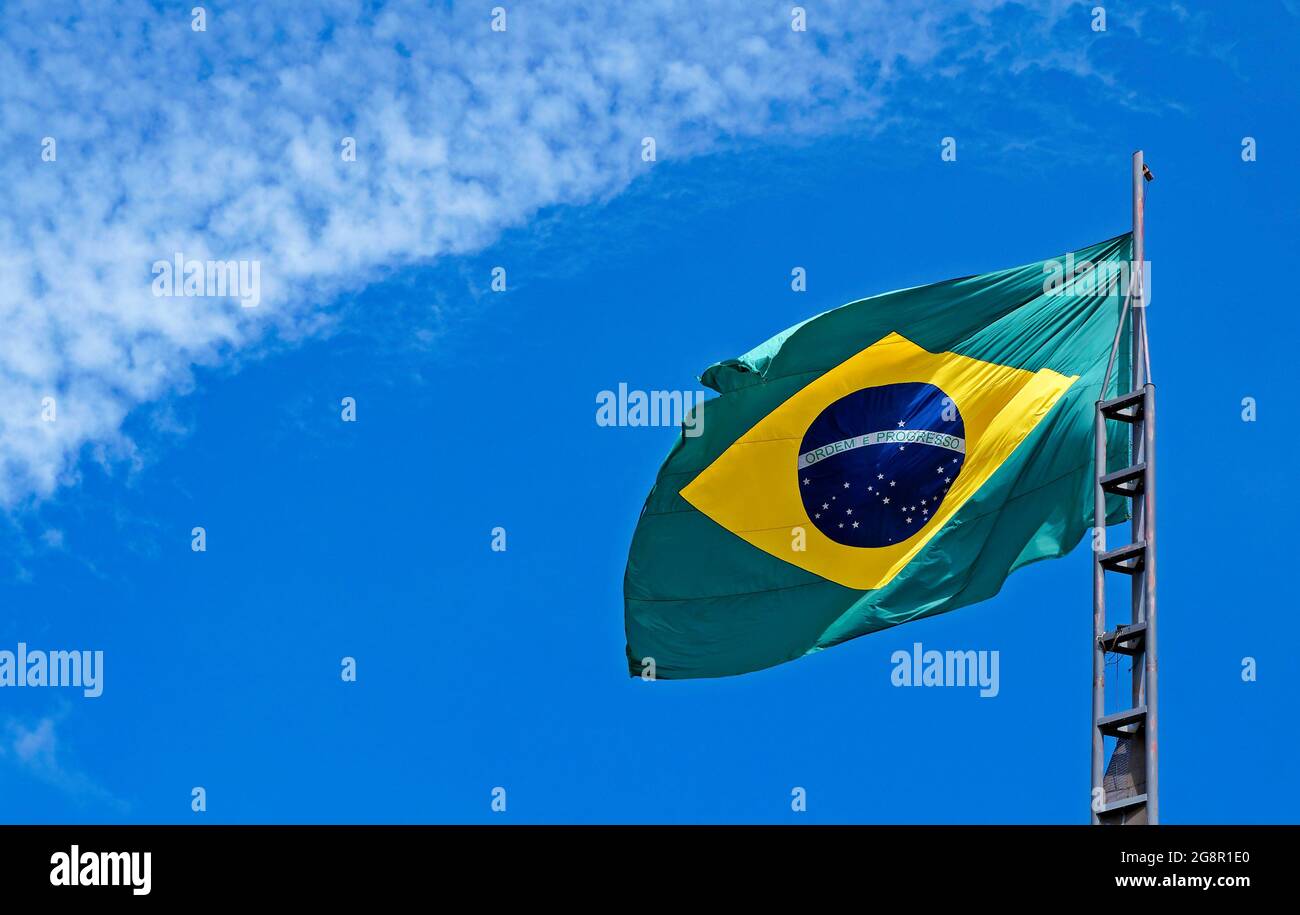 Drapeau brésilien et ciel bleu, Belo Horizonte, Brésil Banque D'Images