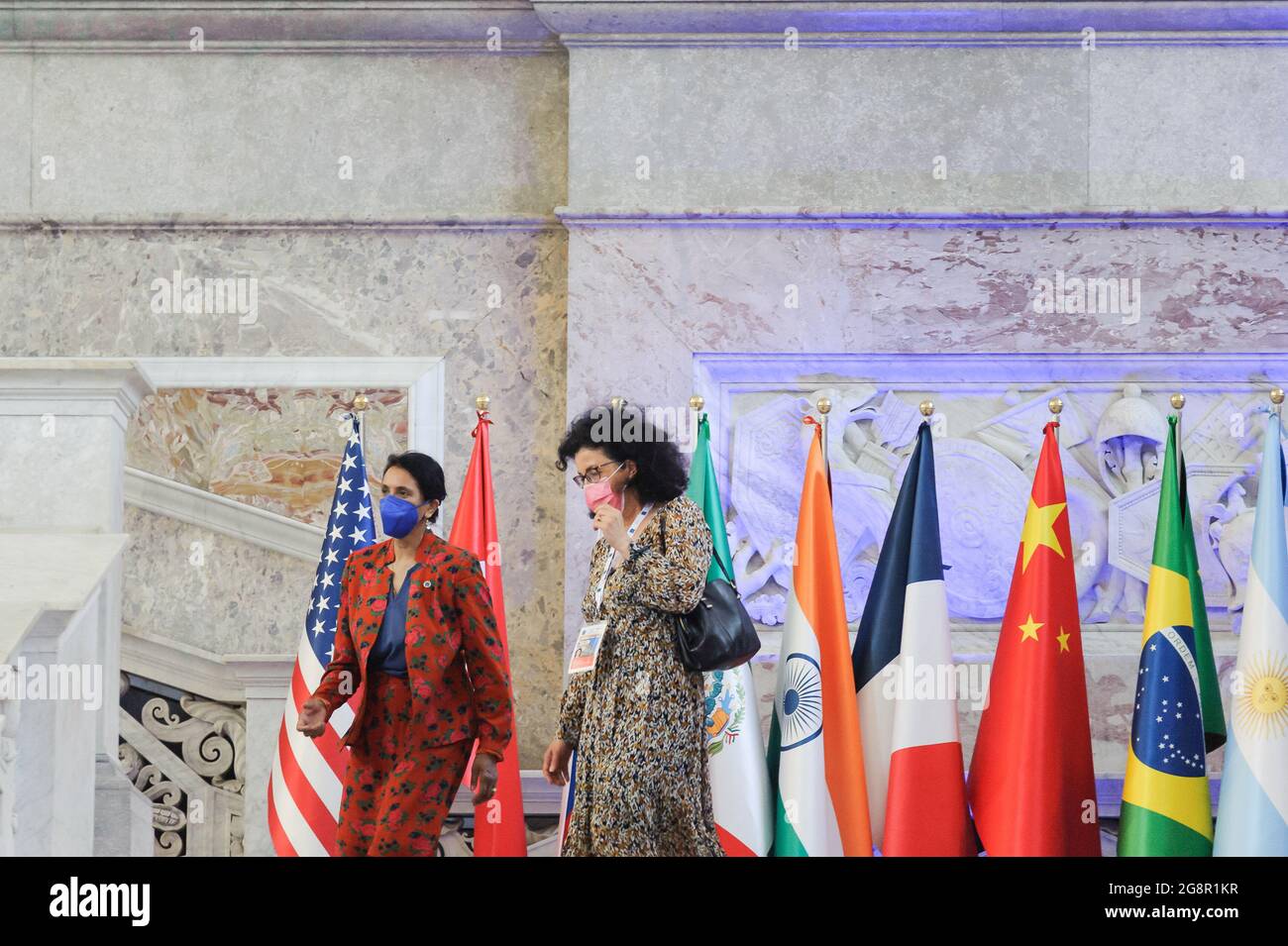 Naples, Italie. 22 juillet 2021. Les invités ont vu poser pour des photos parmi les drapeaux des pays du G20 pendant la réunion. Pendant la présidence italienne du G20, la réunion sur l'environnement, le climat et l'énergie a été organisée au Palais Royal de Naples. La réunion ministérielle sur l'environnement, présidée par le Ministre de la transition écologique Roberto Cingolani, avait été prévue pour la première journée. Les questions et les défis environnementaux ont été abordés par les représentants du G20 ainsi que par les institutions internationales. Crédit : SOPA Images Limited/Alamy Live News Banque D'Images