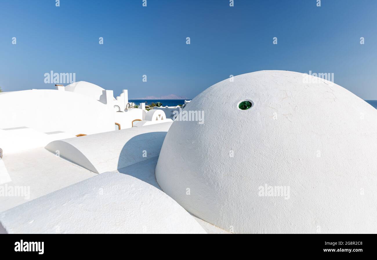 Panorama de la ville blanche et de la mer bleue dans un hôtel de luxe tropical, Egypte. Banque D'Images