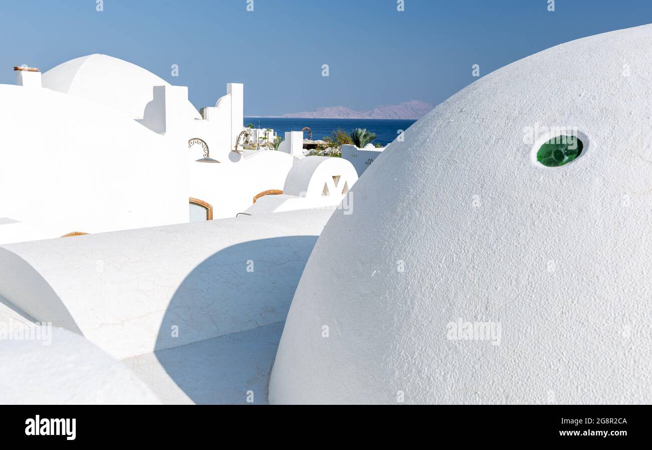 Panorama de la ville blanche et de la mer bleue dans un hôtel de luxe tropical, Egypte. Banque D'Images