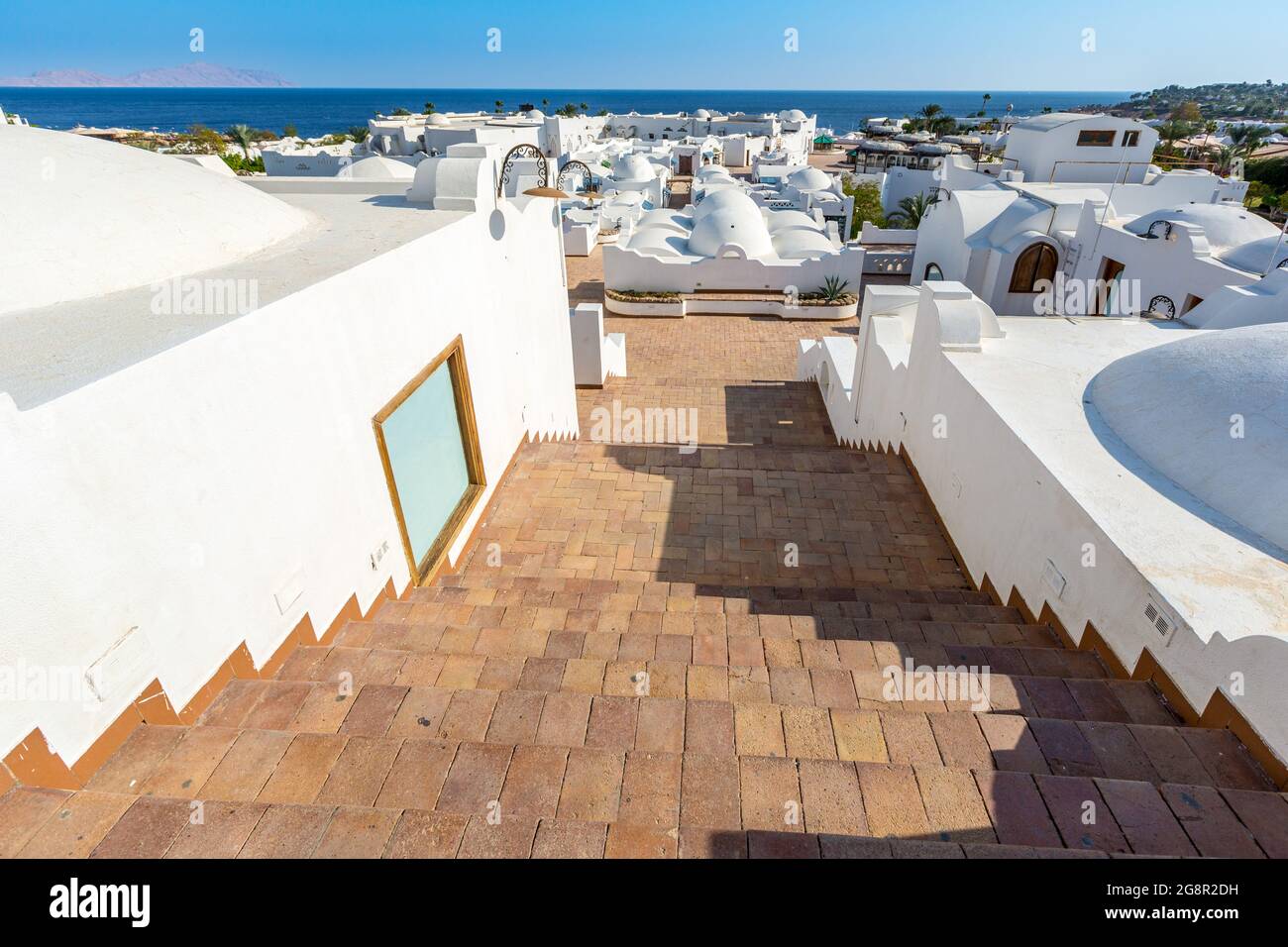 Panorama de la ville blanche et de la mer bleue dans un hôtel de luxe tropical, Egypte. Banque D'Images