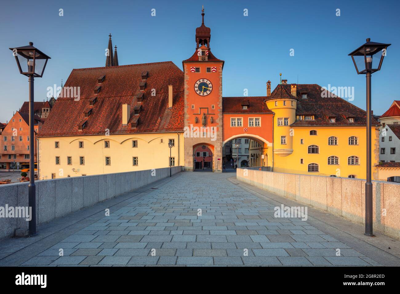 Ratisbonne, Allemagne. Image du paysage urbain de Ratisbonne, en Allemagne, avec le vieux pont en pierre au-dessus du Danube et la cathédrale Saint-Pierre au lever du soleil d'été. Banque D'Images