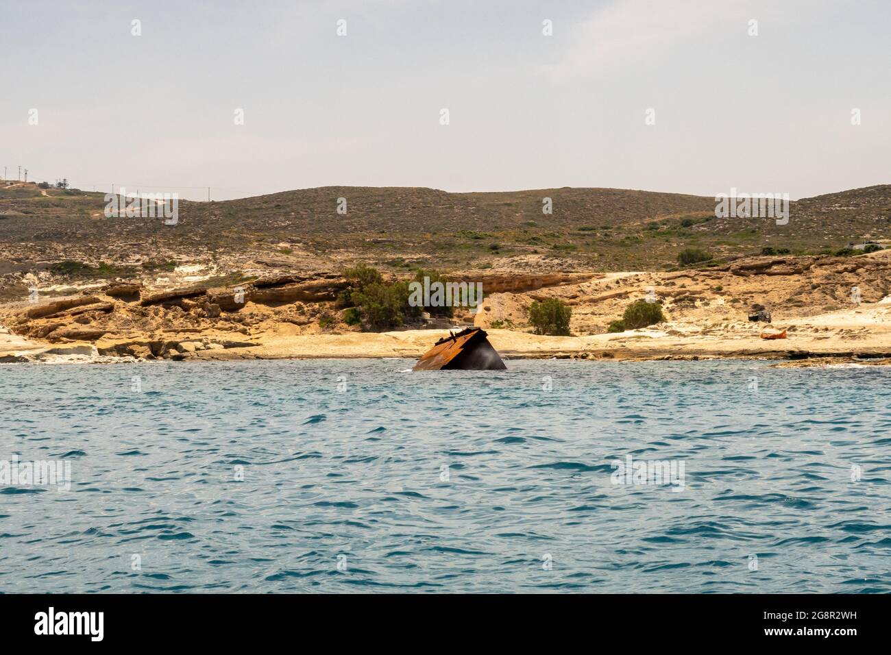 Sarakiniko épave de navire - épave de navire-citerne Afrique qui сrаshеd intr.tho. bascule pendant la а stoshirm en 2003, Milos, Grèce. Banque D'Images