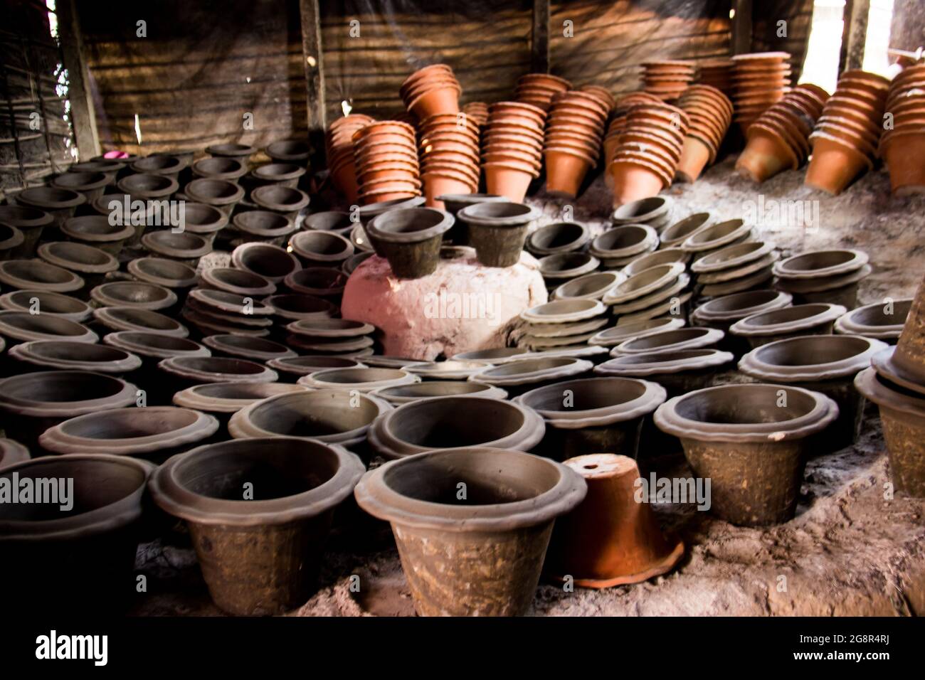 Séchage de poterie par la lumière du soleil. Cette image a été prise le 23 janvier 2028, à Dhamrai, au Bangladesh. Asie du Sud Banque D'Images