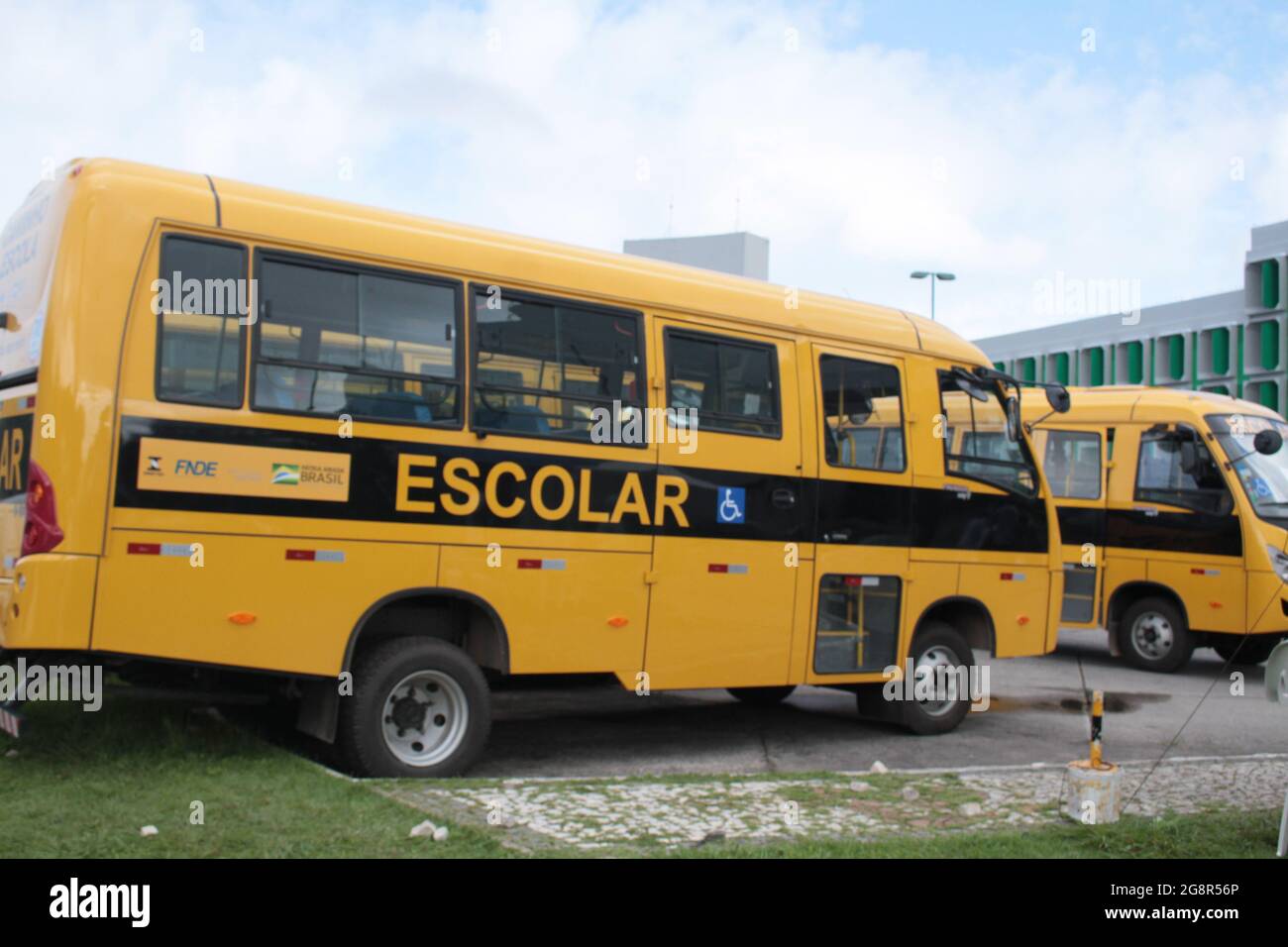 Bahia, Brésil. Juillet 22 2021 : la livraison d'autobus scolaires à 37 municipalités situées dans 12 territoires d'identité dans l'État de Bahia, a été effectuée ce jeudi matin (22), par le gouverneur de Bahia, Rui Costa. La loi a eu lieu dans le parc de stationnement du ministère de l'éducation, sur la 5e avenue, n° 550, Centre administratif de Bahia (ACR), à Salvador (BA). Le parc de bus comprend 8 véhicules avec traction 4x4. Tous les autobus ont une capacité de 29 passagers chacun et sont le résultat d'amendements parlementaires dirigés par le député Marcelo Nilo. Dans la photo, un crédit: Foto Arena LTDA/Alay Live N Banque D'Images