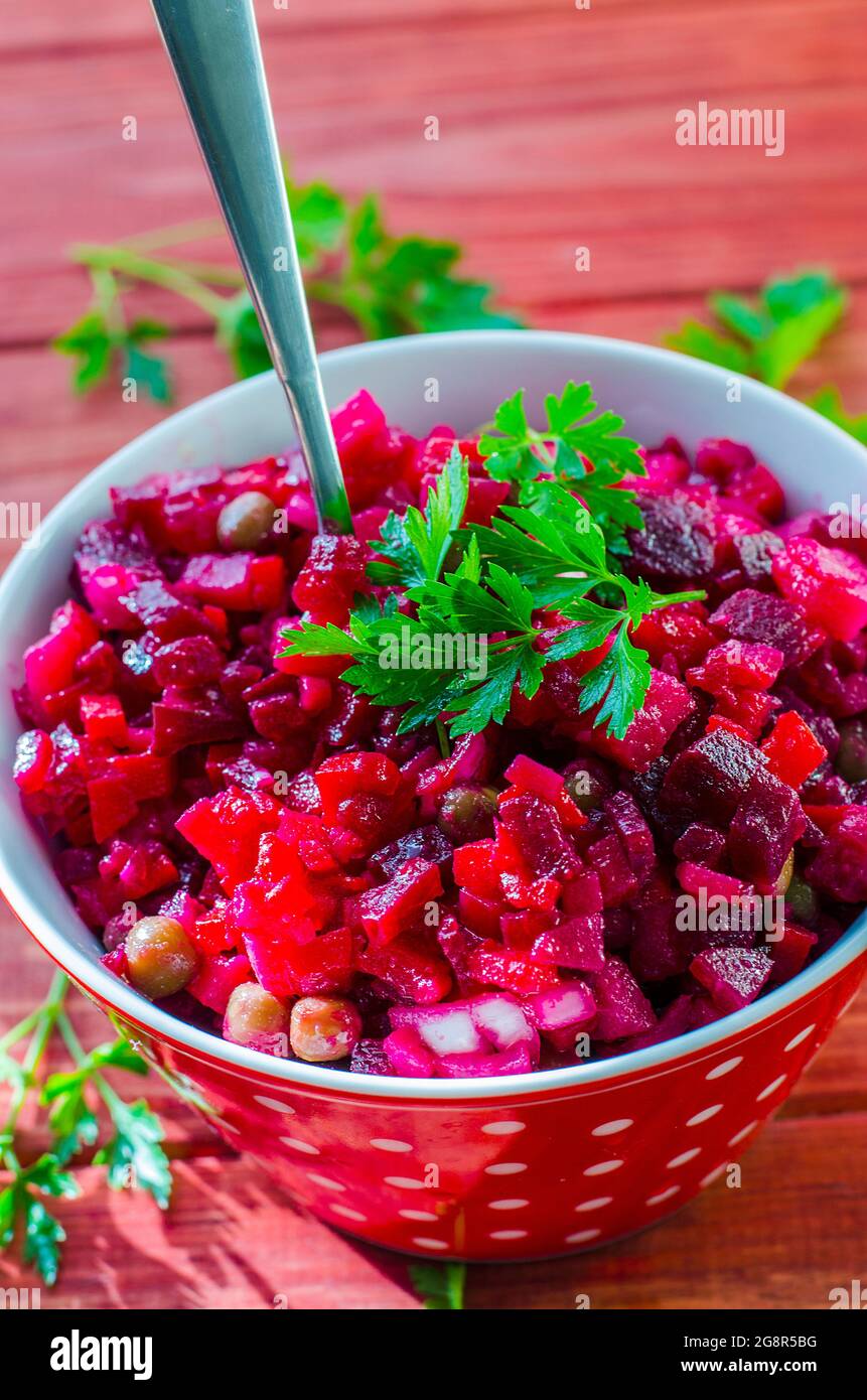 salade de divers légumes cuits - vinaigrette sur l'assiette Banque D'Images