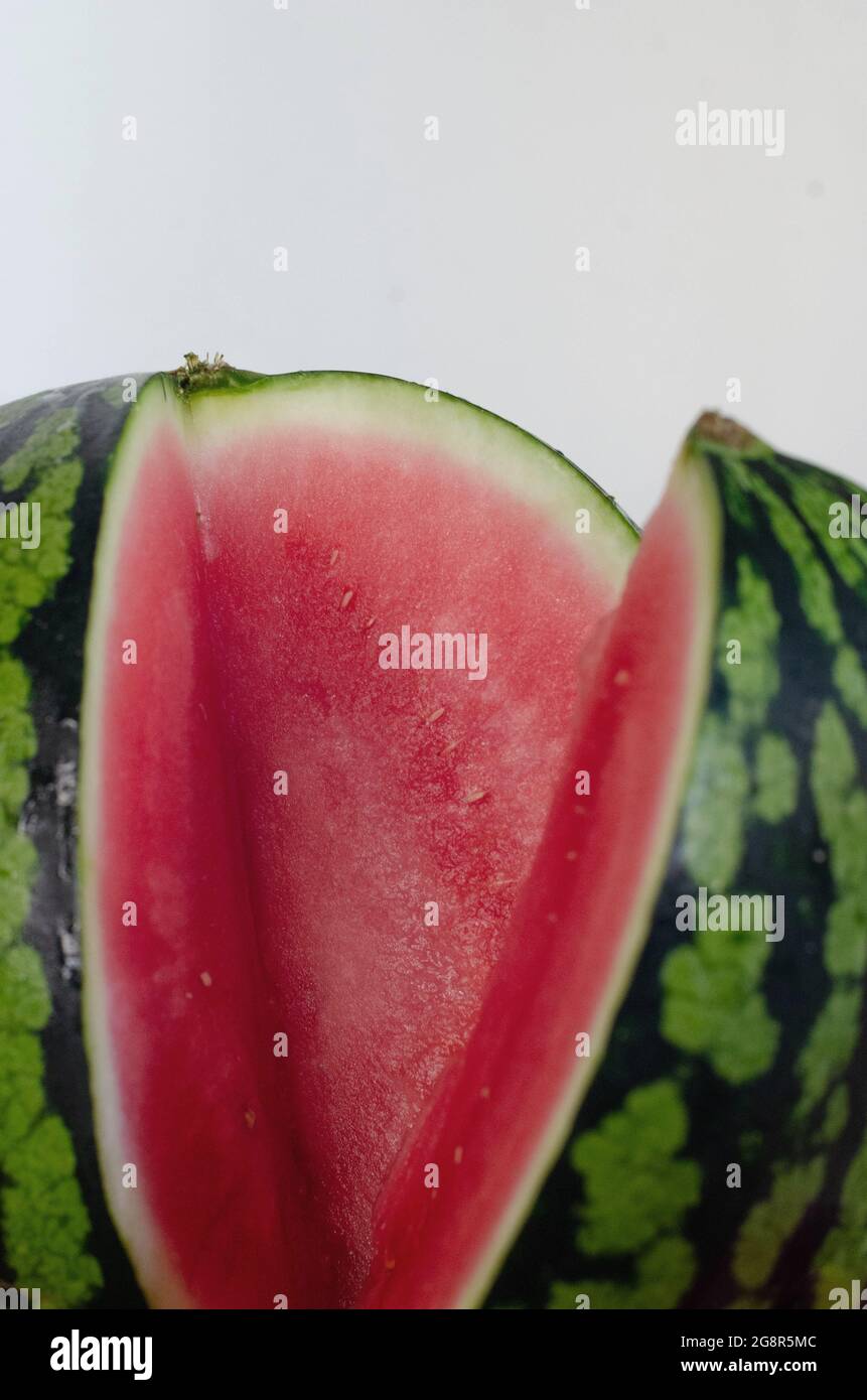 photographie d'une portion fraîche de melon d'eau mûr sur une planche de bois prise en gros plan. concept de fruits pour manger l'été Banque D'Images
