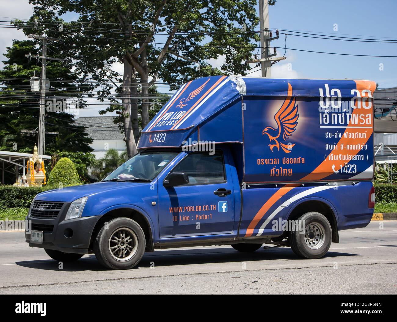Chiangmai, Thaïlande -juillet 13 2021: Camion de conteneurs de Porlor Express Logistics Transportation Company. Photo sur la route n°121 à environ 8 km du centre-ville de C Banque D'Images