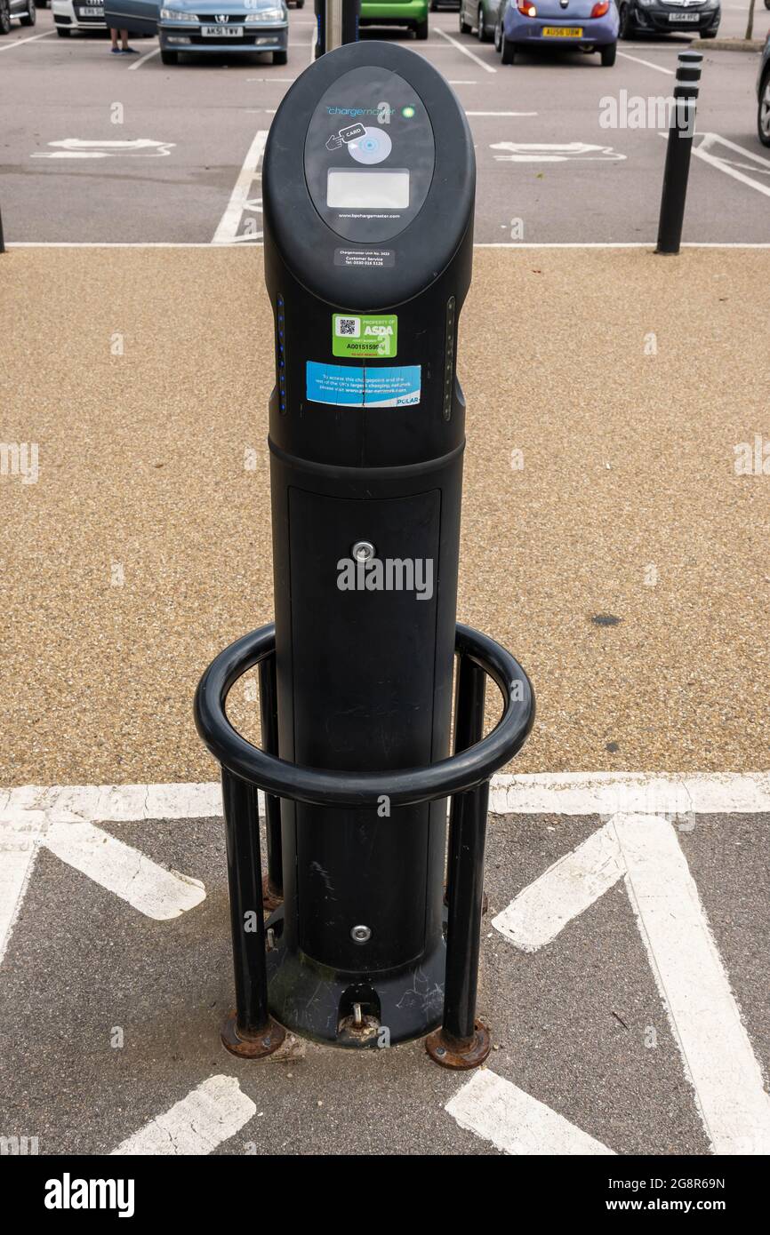 Nouveau point de charge électrique d'Asdas dans le parking des clients Banque D'Images