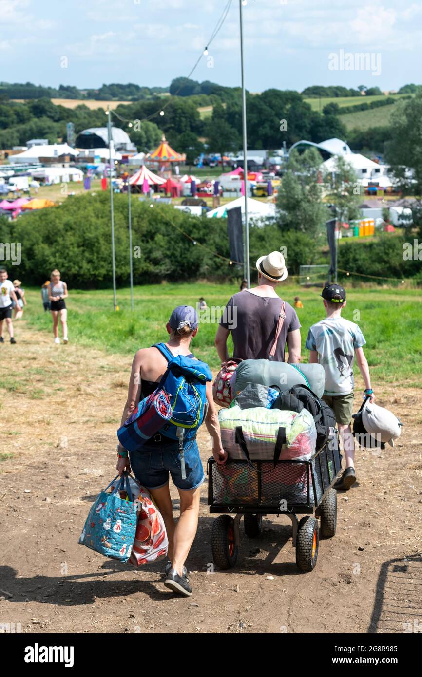 Standon, Hertfordshire, Royaume-Uni. 22 juillet 2021. Les gens arrivent au festival de musique d'appel Standon qui aura lieu ce week-end. Il s'agit de l'un des premiers festivals à avoir lieu après la détente des restrictions Covid au Royaume-Uni et les participants ont dû passer un test de flux latéral vérifié et enregistré par vidéo comme condition d'entrée. Crédit : Julian Eales/Alay Live News Banque D'Images