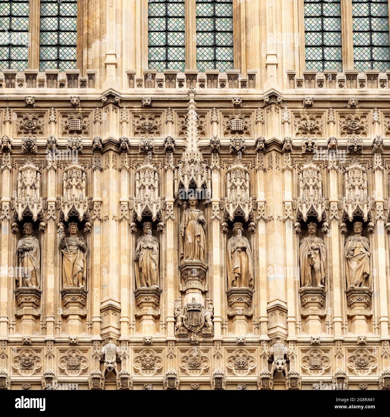 Figures de la Tour Victoria du Parlement à Londres, Angleterre. Le facie comprend une statue grandeur nature de la reine Victoria. Banque D'Images