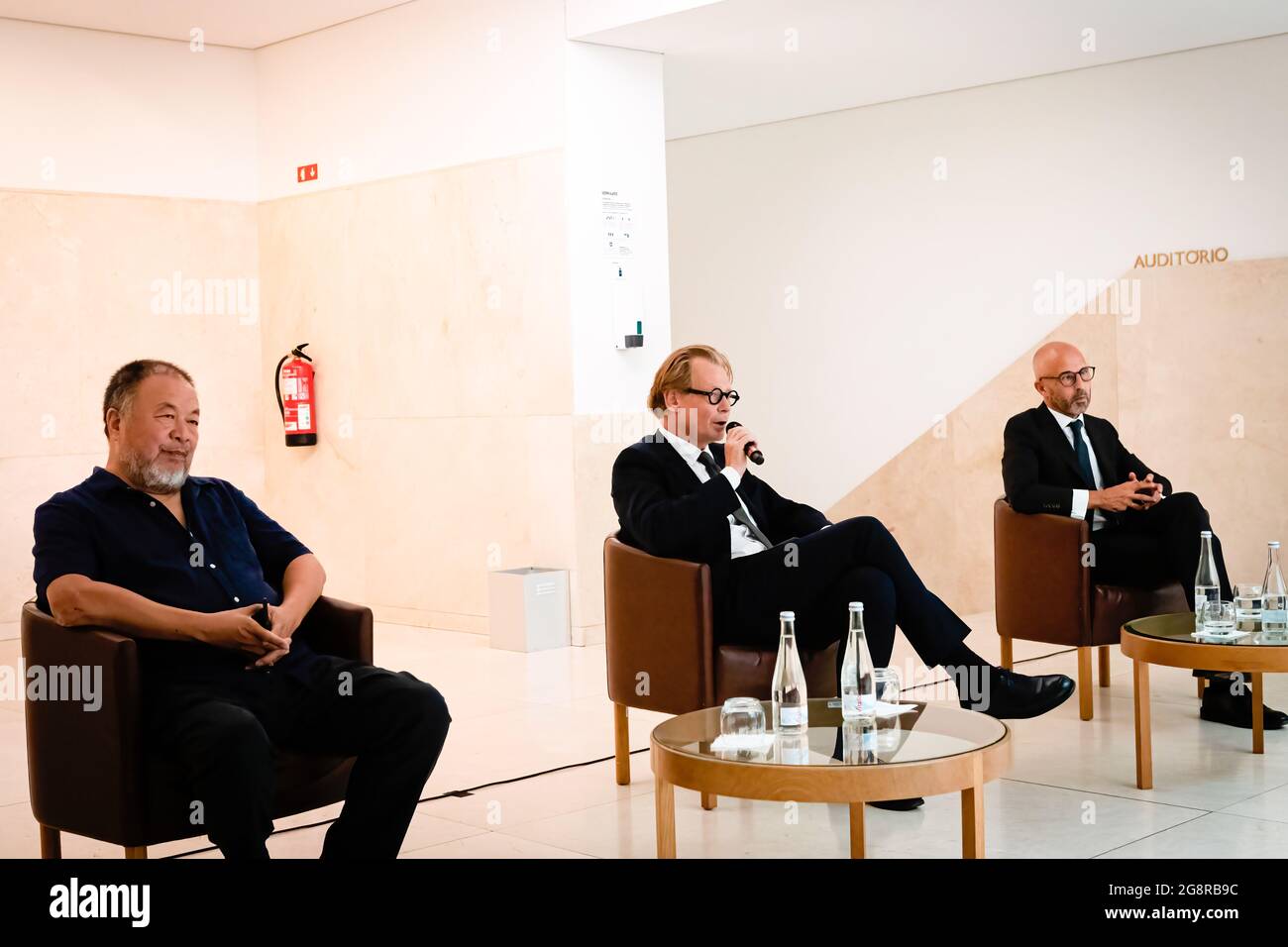 Porto, Portugal. 22 juillet 2021. De gauche à droite, ai Weiwei, Philippe Vergne, conservateur de l'exposition, et Rafael Chueca Blasco, de la Fondation la Caixa faisant une présentation de presse, pendant l'exposition. Pequi Tree est une exposition de racines et de figures humaines entrelacées présentée par ai Weiwei, un artiste chinois. L'exposition a eu lieu au Musée Serralves. Crédit : SOPA Images Limited/Alamy Live News Banque D'Images