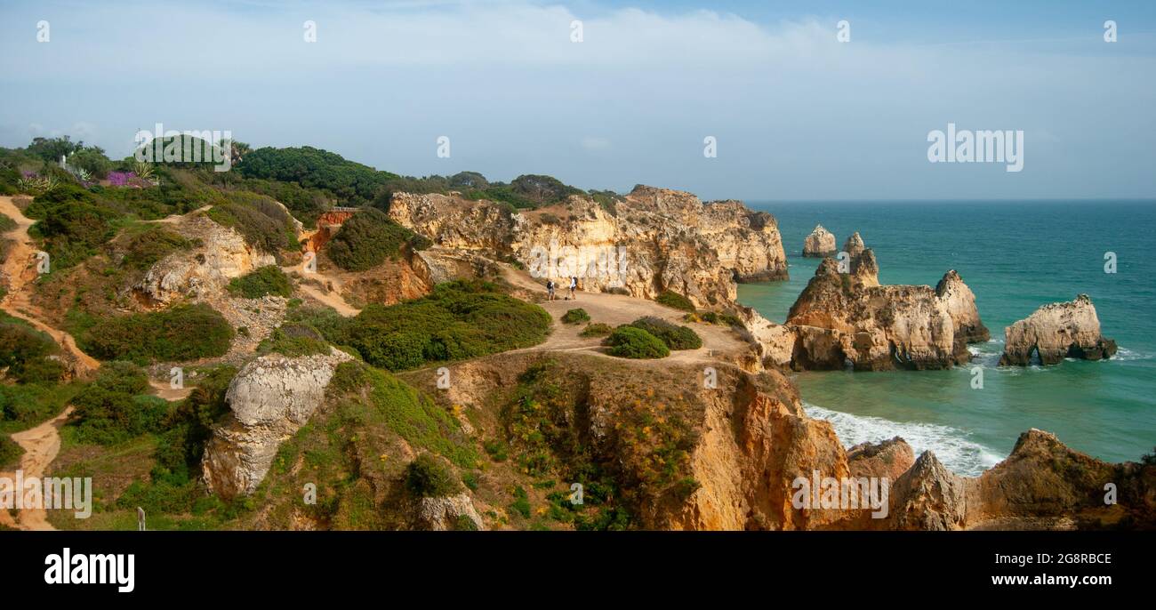 Chemins étroits à travers la falaise sur la côte du Portugal - espace pour le texte Banque D'Images