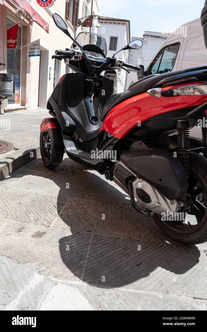 KOPER, SLOVÉNIE - 12 JUILLET 2021 : scooter dans la ville, moyen de transport bon marché, écologique et pratique. Banque D'Images