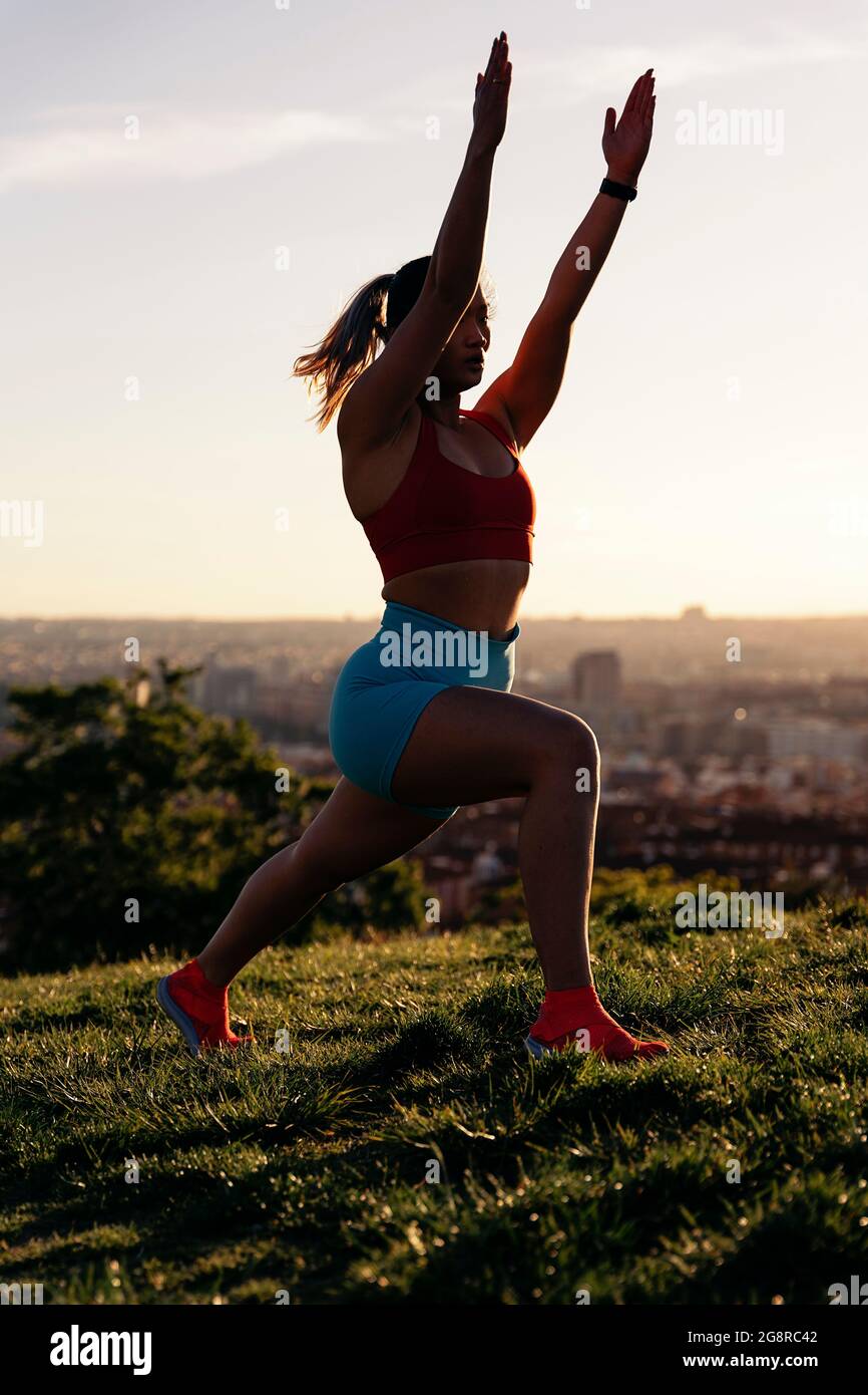 Jeune femme chinoise portant des vetements de sport s etirant apres son entrainement dans le parc. Elle est forte et flexible Photo Stock Alamy