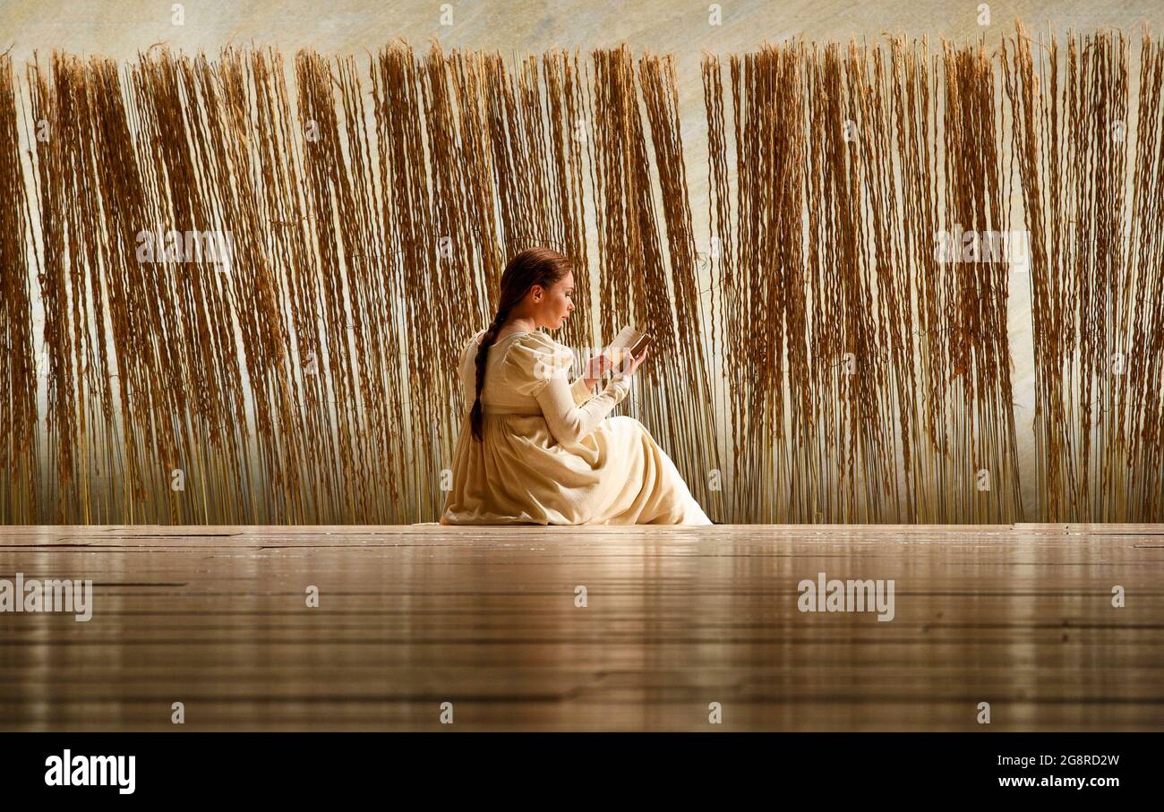 Scène d'ouverture: Ekaterina Scherbachenko (Tatyana) à EUGENE ONEGIN au Festival Glyndeburne Opéra, East Sussex, Angleterre 18/05/2014 musique: Tchaikovsky libretto: Après Pouchkine chef d'orchestre: Omer Meir Wellber design: Richard Hudson éclairage: Matthew Richardson chorégraphie: Ron Howell directeur: Graham Vick Banque D'Images