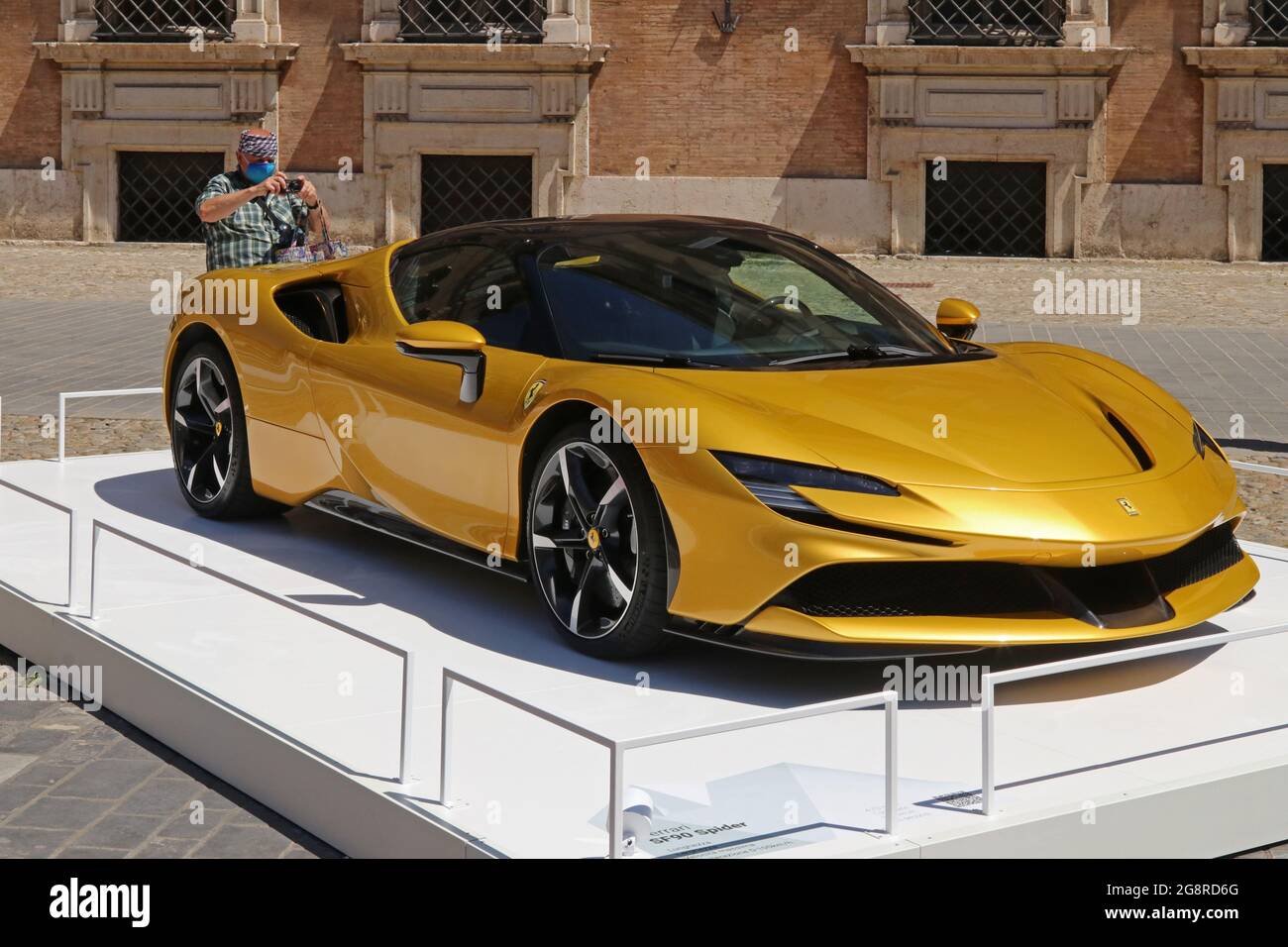 Modène, Italie, 1er juillet 2021 - Ferrari SF90 Spider sport car, Motor Valley Exhibition Banque D'Images
