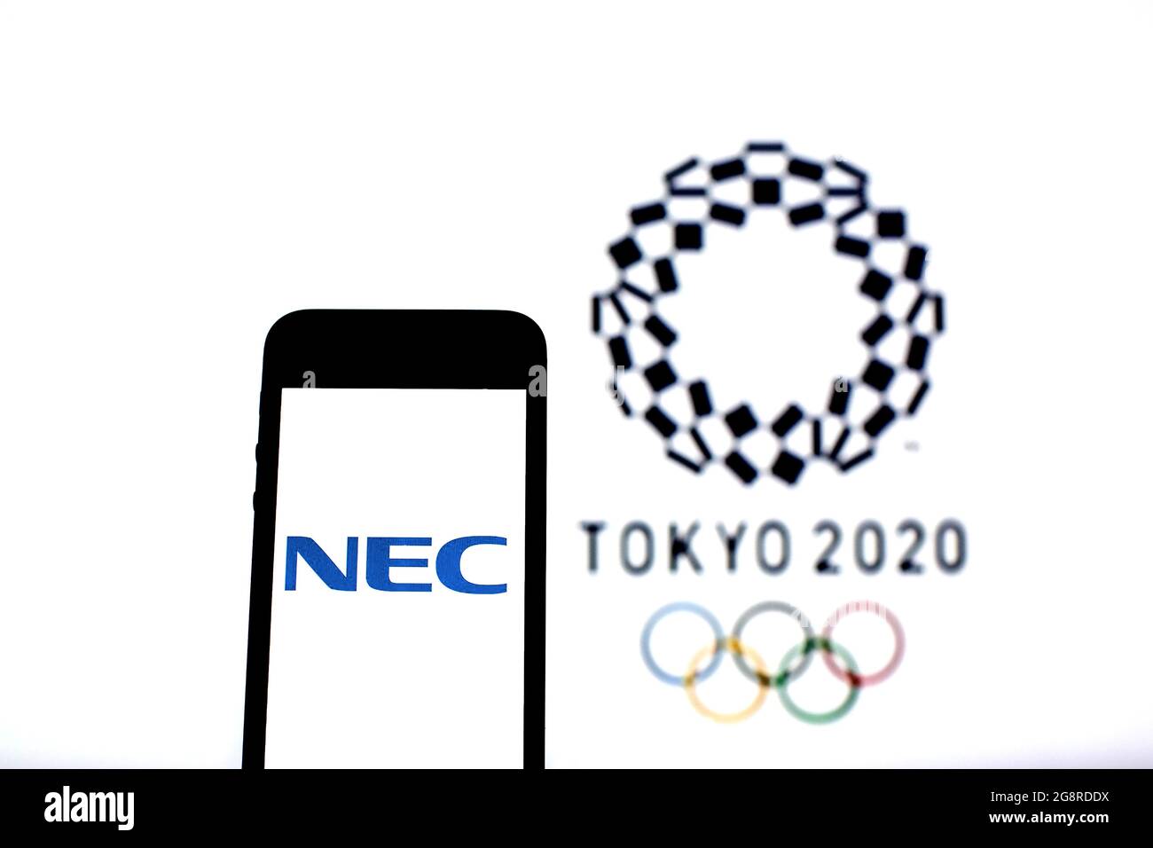 Espagne. 20 juillet 2021. Sur cette photo, un logo NEC Corporation apparaît sur un smartphone avec le logo Tokyo 2020 Olympic Games en arrière-plan. Crédit : SOPA Images Limited/Alamy Live News Banque D'Images