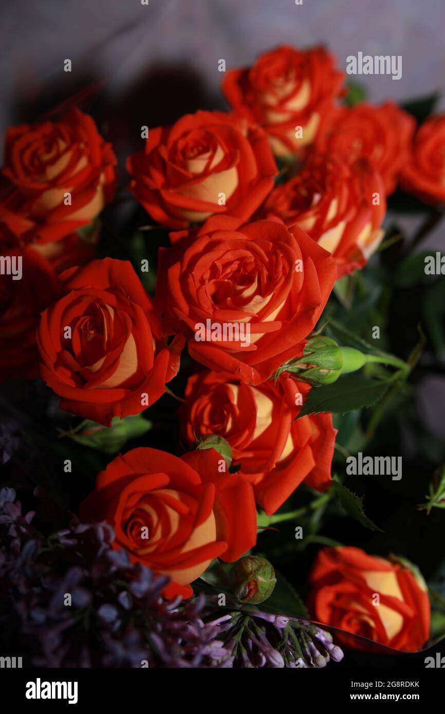 Un bouquet de fleurs sur une table Banque D'Images