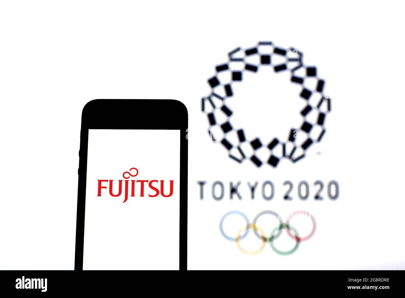 Espagne. 20 juillet 2021. Sur cette photo, un logo Fujitsu Ltd. Apparaît sur un smartphone avec le logo Tokyo 2020 Olympic Games en arrière-plan. (Photo de Thiago Prudencio/SOPA Images/Sipa USA) crédit: SIPA USA/Alay Live News Banque D'Images
