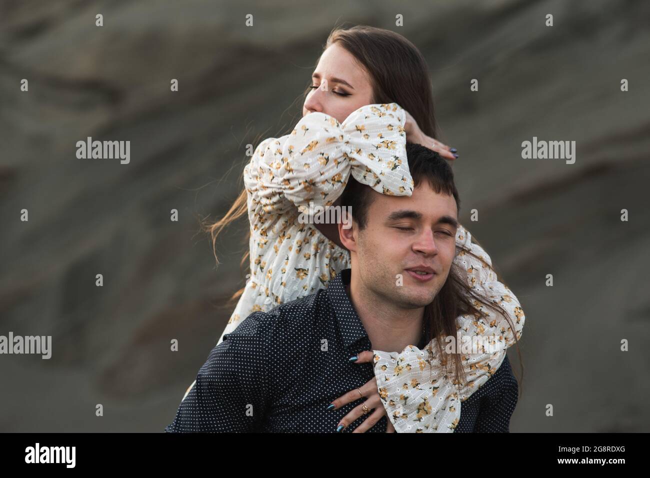 Bon jeune couple. Un homme qui fait un cochon avec sa petite amie à l'extérieur en été Banque D'Images