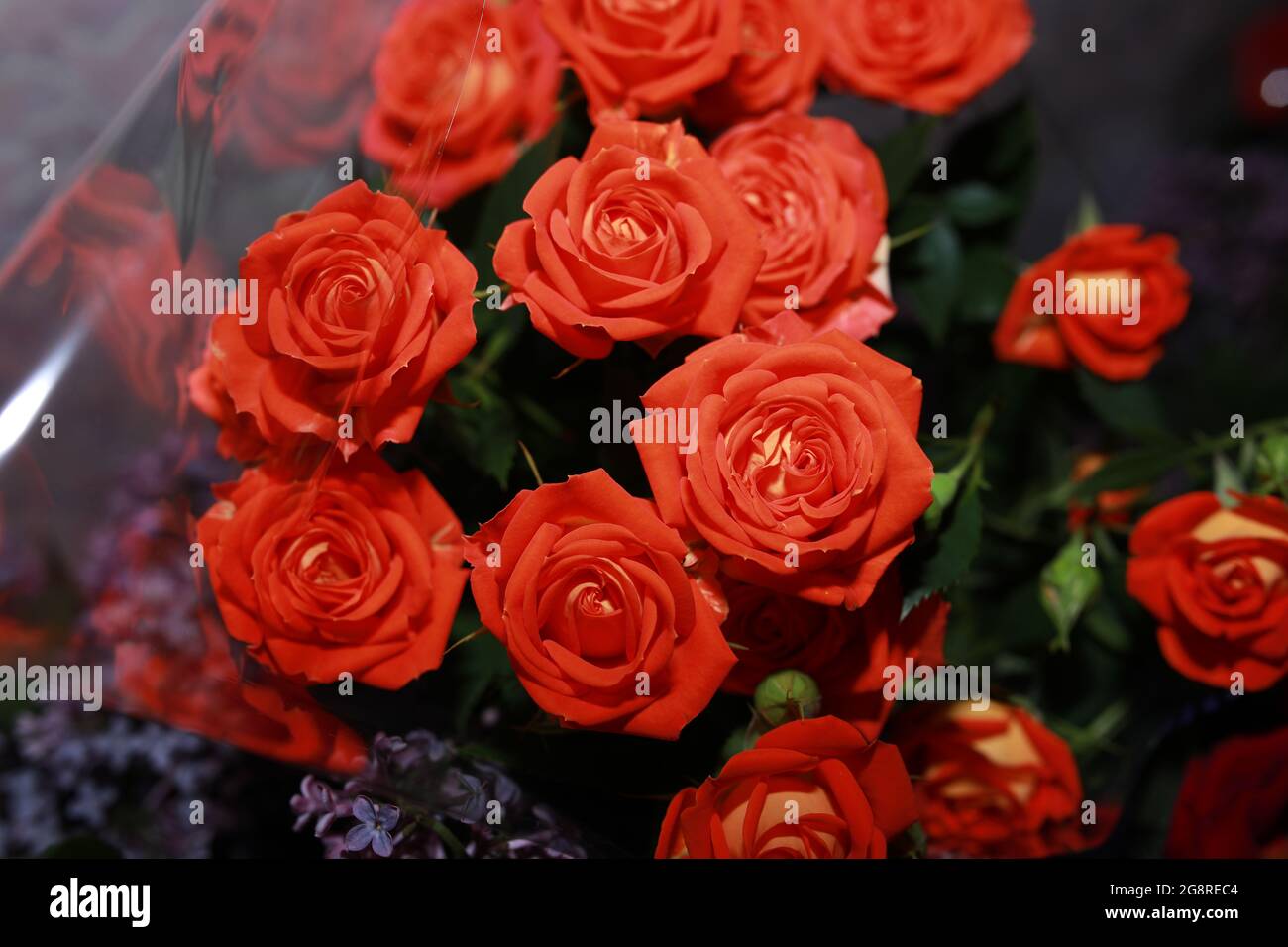 Un bouquet de fleurs sur une table Banque D'Images