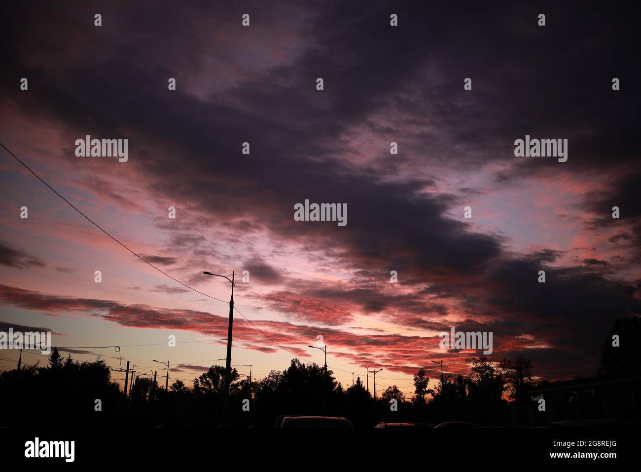 Un coucher de soleil très semblable sur une ville Banque D'Images