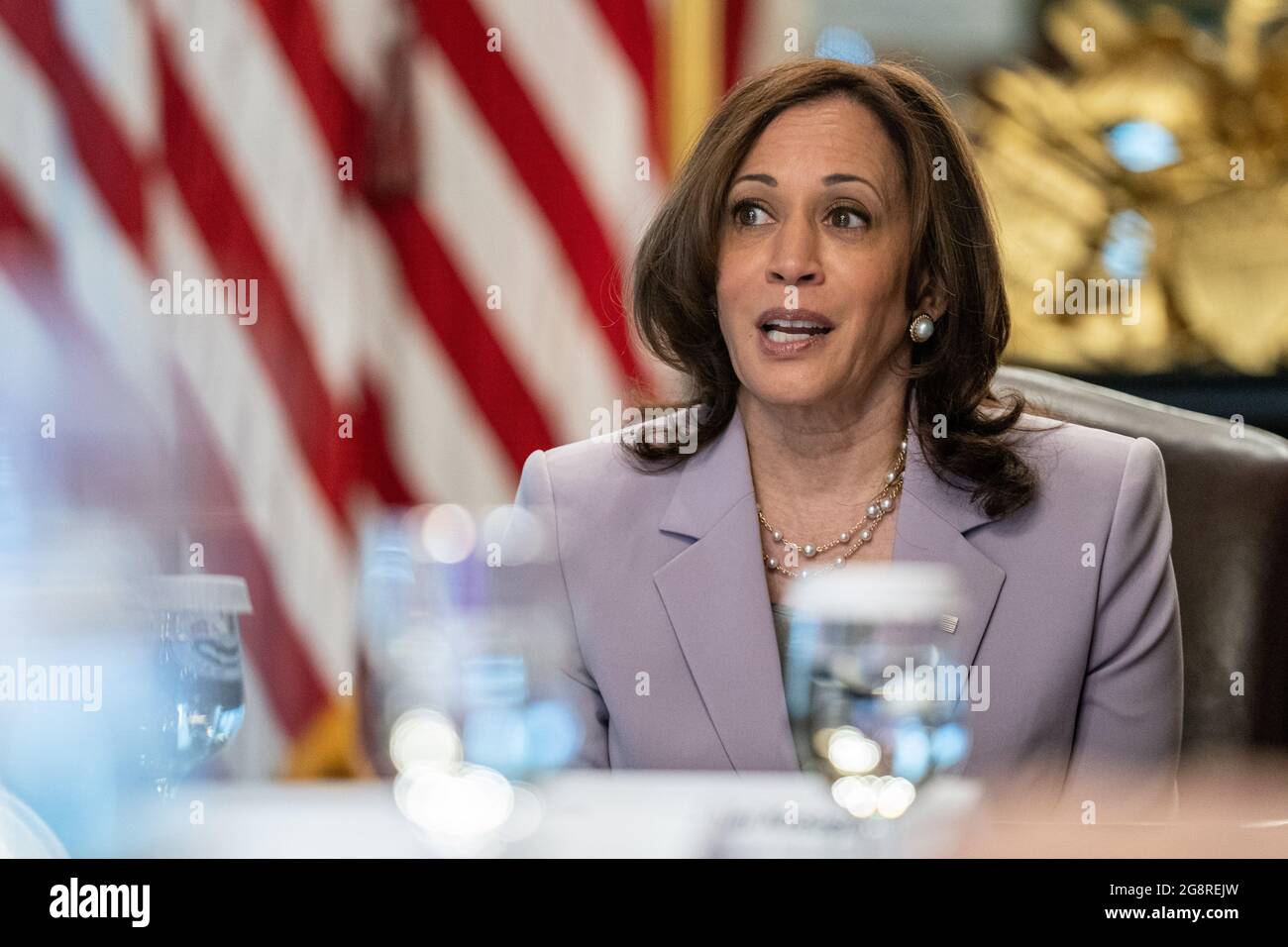 Washington, États-Unis. 22 juillet 2021. LE vice-président AMÉRICAIN Kamala Harris tient une conversation cérémonielle avec les récipiendaires du DACA dans le bâtiment Eisenhower Executive Office à Washington, DC, USA, le 21 juillet 2021. Parmi ceux qui ont pris part à la réunion figuraient les Rêveurs sans DACA, et les leaders des droits des immigrants après la décision du Tribunal de district du Texas sur DACA. EPA-EFE/KEN CEDENO crédit: SIPA USA/Alay Live News Banque D'Images