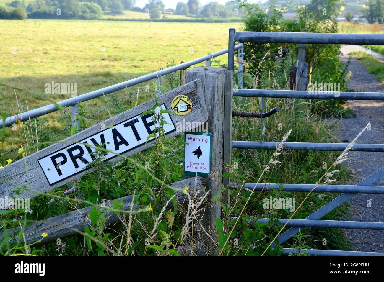 Juillet 2021 - signes apparemment contradictoires sur une porte d'entrée de ferme, sentier privé et public Banque D'Images