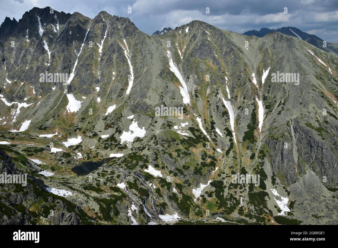 Paysage dans les Hautes Tatras avec les montagnes, la vallée Mlynicka dolina, le lac Pleso nad Skokom et la cascade Vodopad Skok. Slovaquie. Banque D'Images