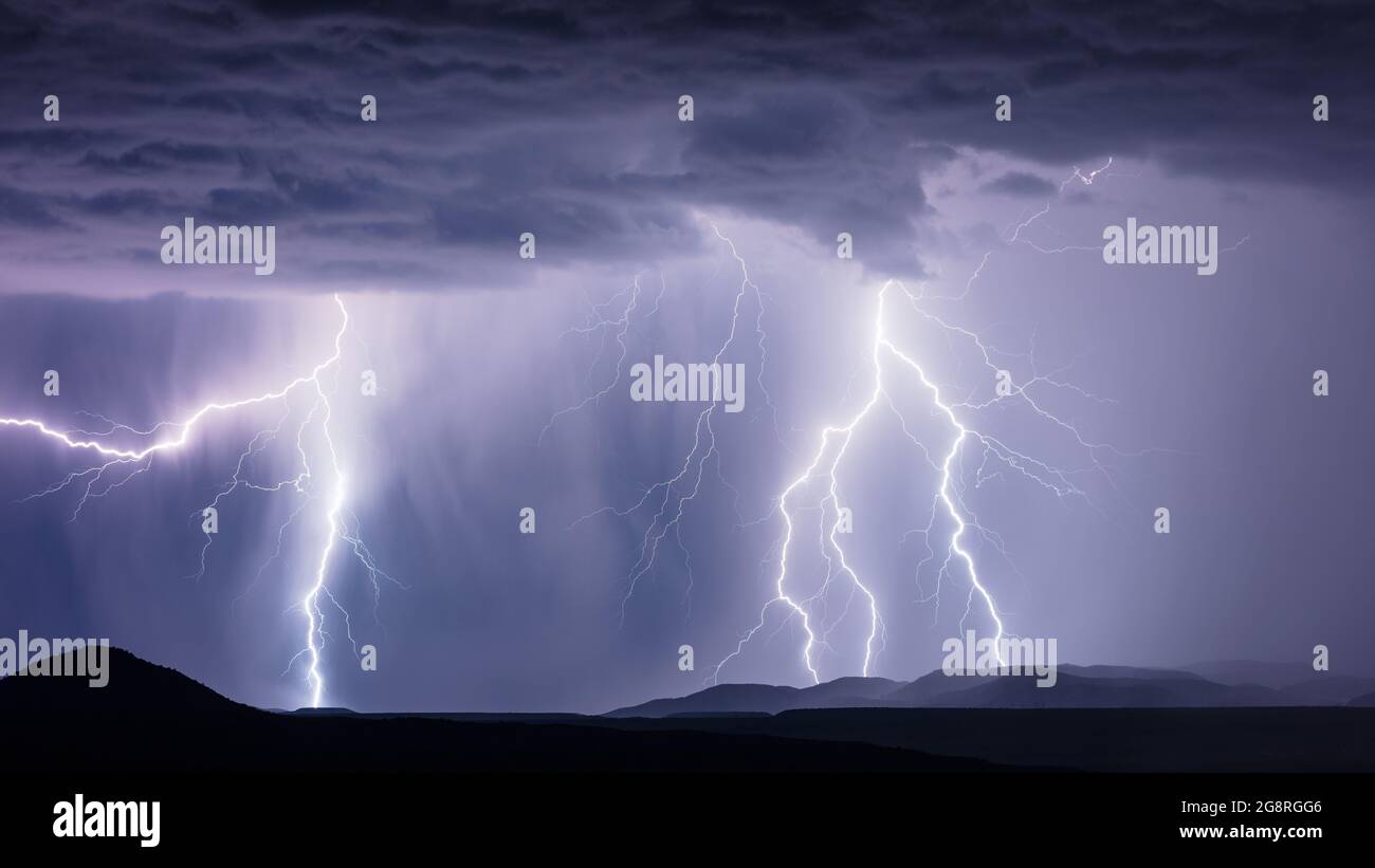 Des éclairs spectaculaires frappent lors d'une tempête dans les montagnes de la Sierra Ancha près de Gisela, en Arizona Banque D'Images