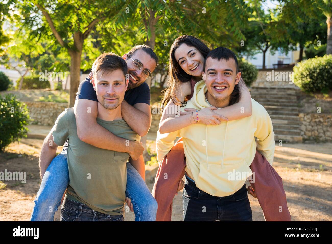 Groupe d'amis du Caucase s'amusant dans le parc. Ils sont heureux et rient. Ils portent des vêtements colorés. Par temps ensoleillé. Ils sont au-dessus de Banque D'Images