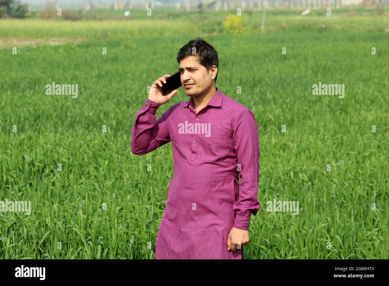 appel téléphonique d'un agriculteur indien parlant, téléphone d'un agriculteur parlant Banque D'Images