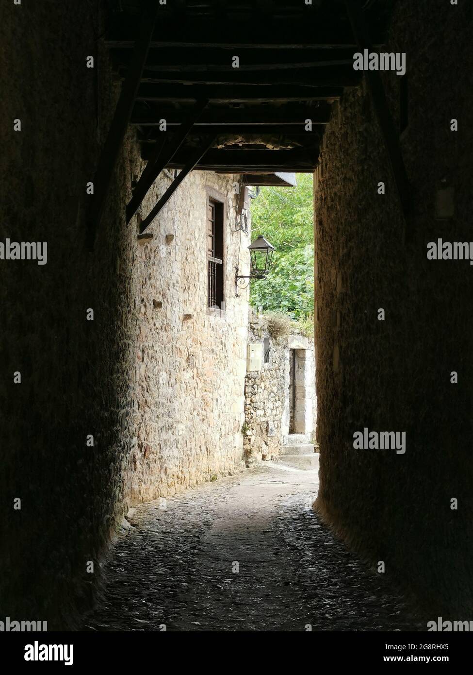 Plan vertical d'une allée de vieux bâtiment Banque D'Images