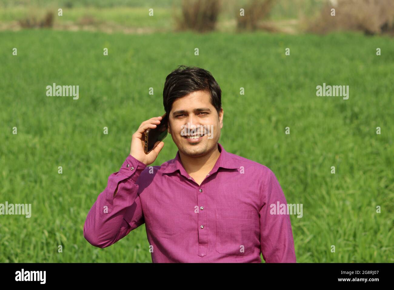 appel téléphonique d'un agriculteur indien parlant, téléphone d'un agriculteur parlant Banque D'Images