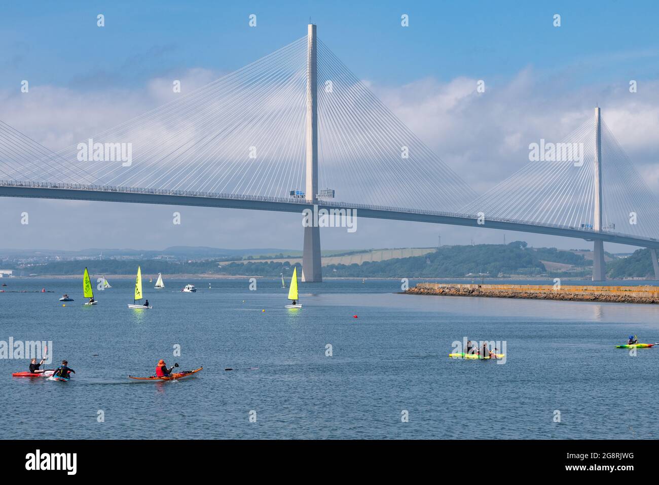 Port Edgar Marina et Watersports Center, Firth of Forth, South Queensferry, Écosse, Royaume-Uni avec la toile de fond du pont Queensferry Crossing Banque D'Images