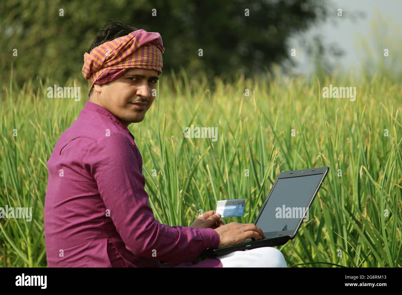 agriculteur, agriculteur indien, utilisant un ordinateur portable dans le domaine agricole Banque D'Images