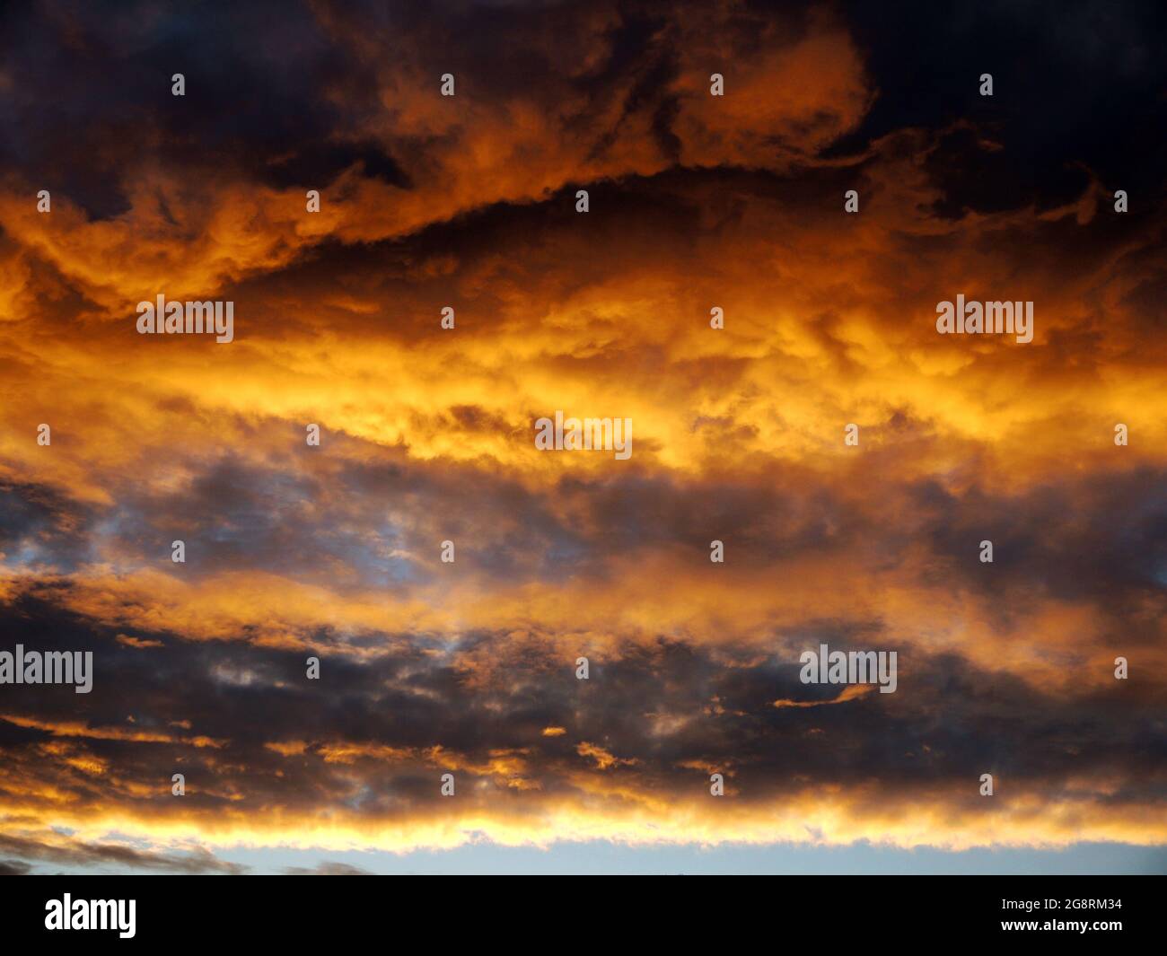 Des orages. Coucher de soleil avant un orage de nuit avec pluie. Le concept de protection de la nature. Journée de l'écologie. Banque D'Images