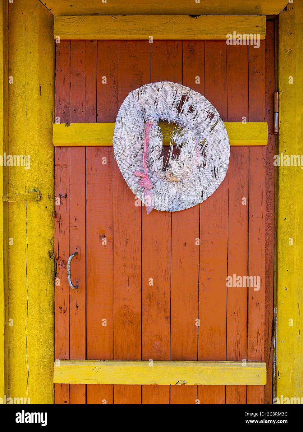 Chapeau de femme ancien à bord sur la porte d'entrée d'une maison de  village. Attributs de repos dans une maison de village rustique Photo Stock  - Alamy