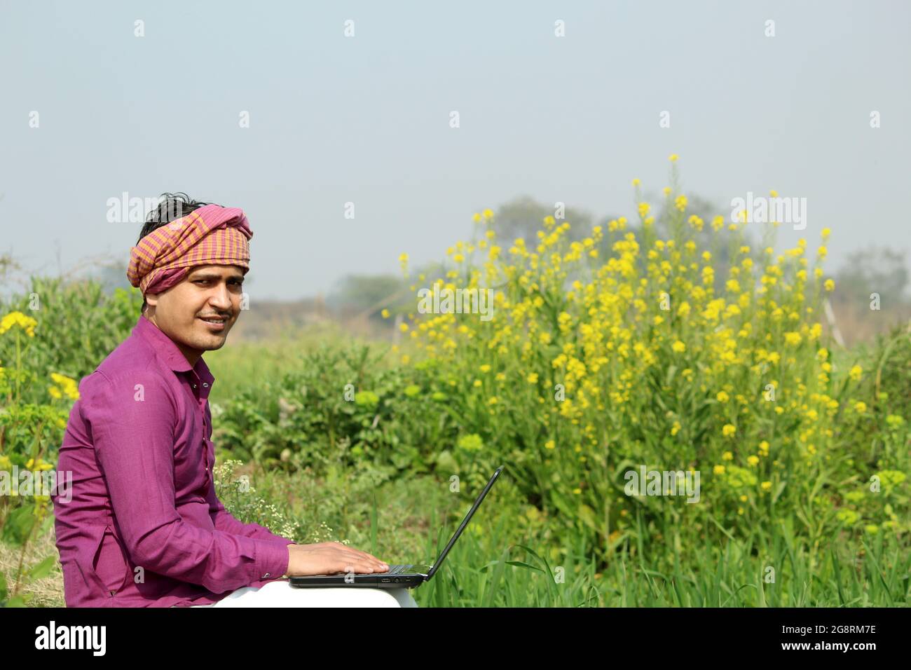 agriculteur, agriculteur indien, utilisant un ordinateur portable dans le domaine agricole Banque D'Images