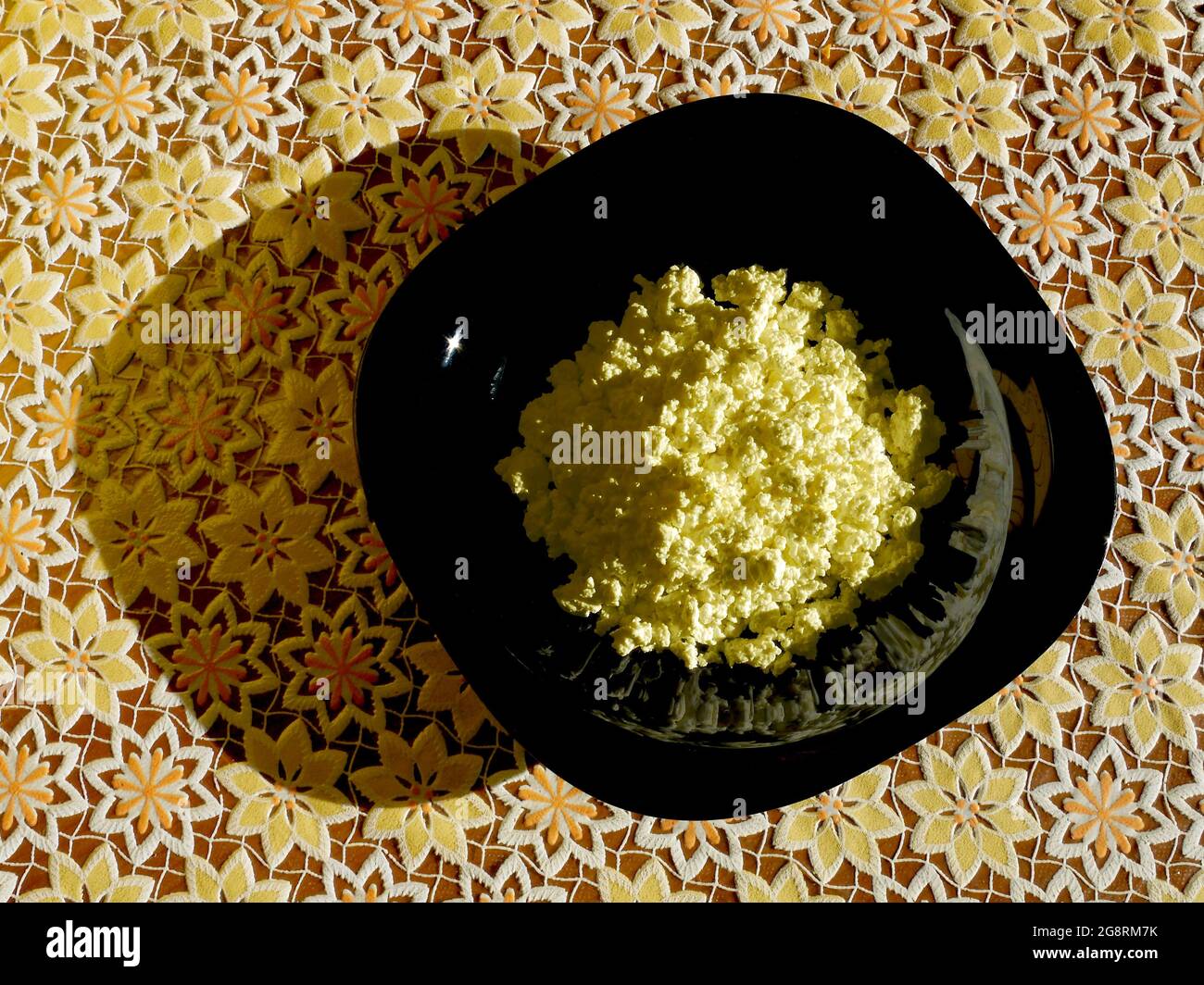 Assiette de fromage cottage rustique naturel. Produits laitiers naturels de ferme. Produits pour végétariens, végétaliens, pescaritans, flexitariens. Banque D'Images