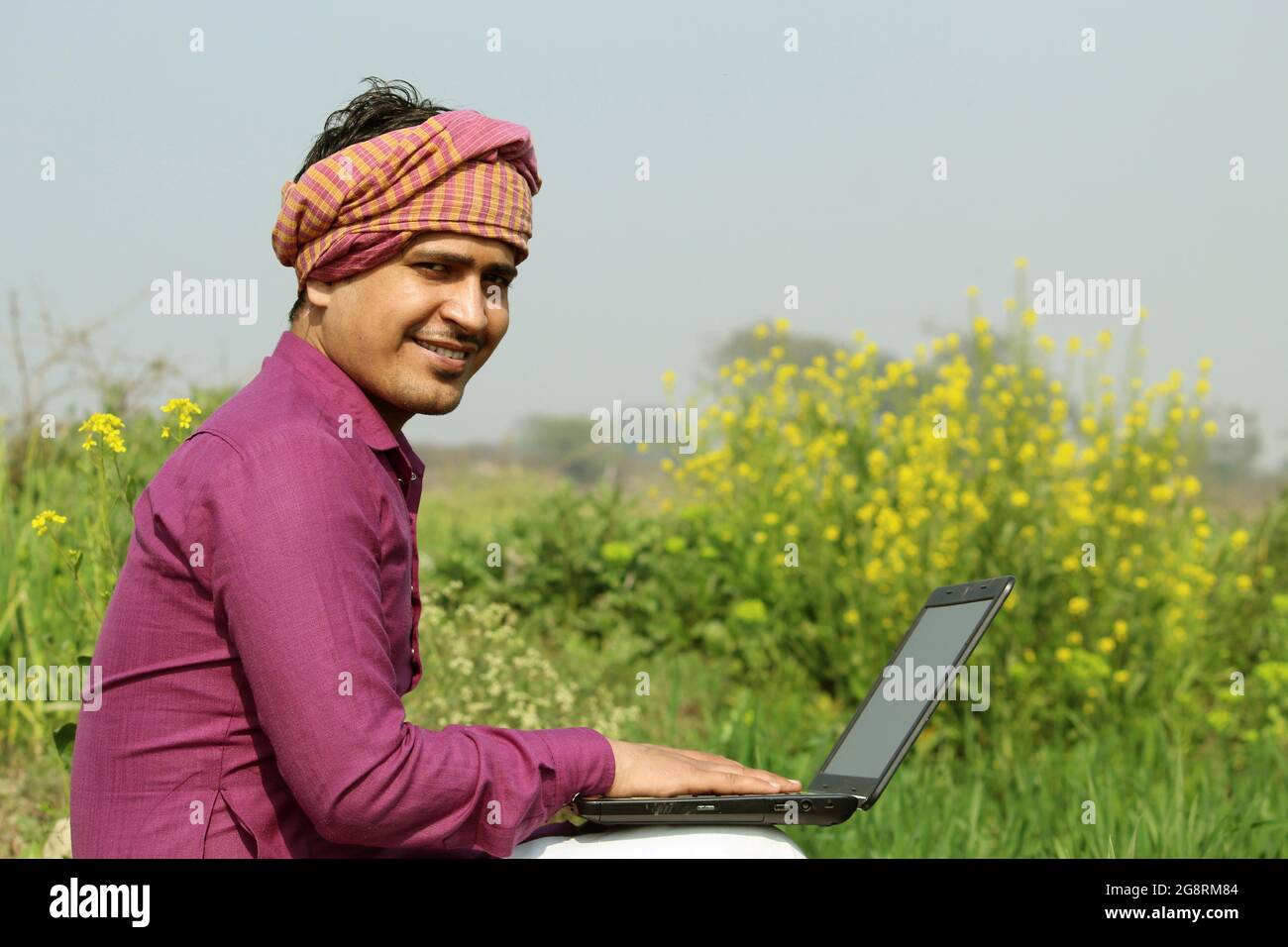 agriculteur, agriculteur indien, utilisant un ordinateur portable dans le domaine agricole Banque D'Images
