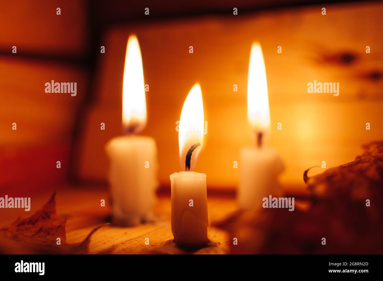 Gros plan de trois bougies allumées Photo Stock - Alamy