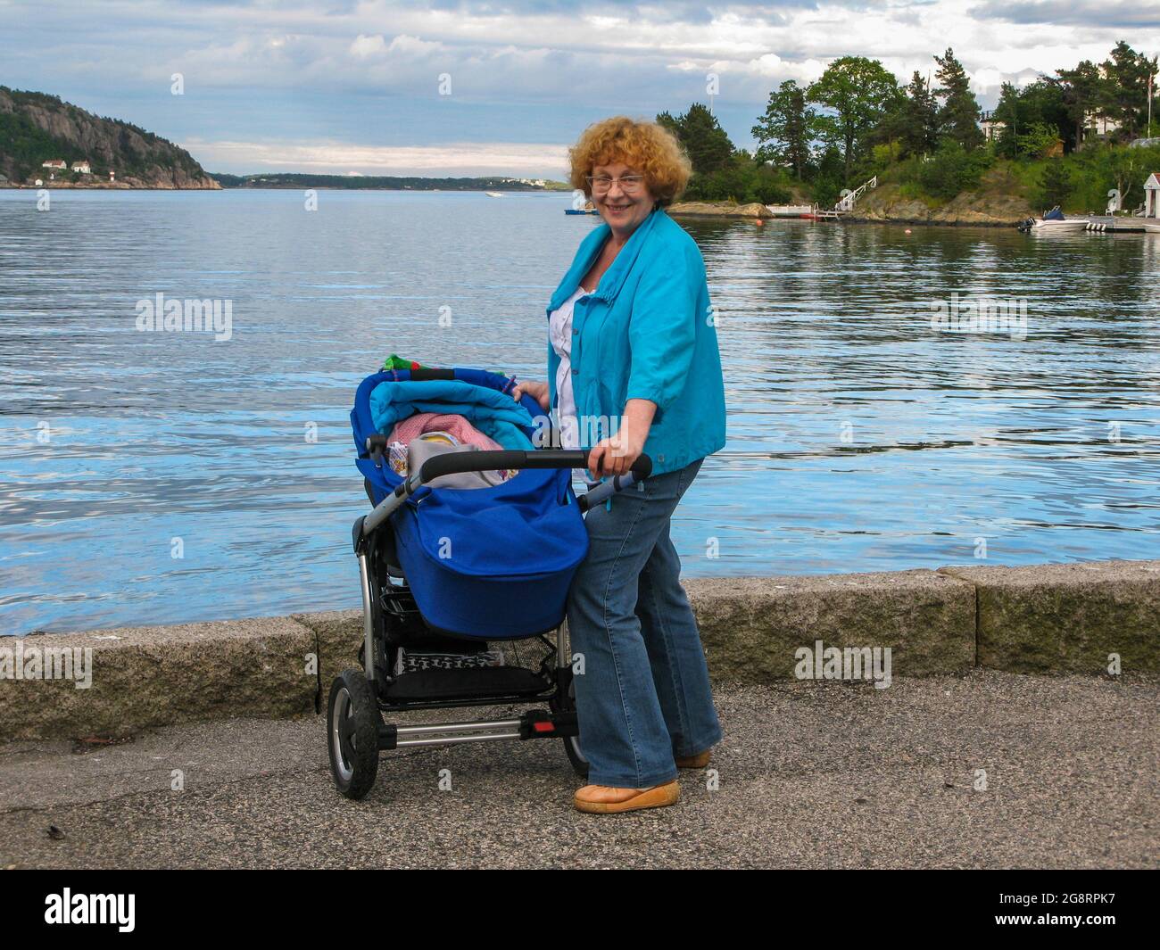 Grand m re Marche Avec Sa Petite fille Nouveau n Le Long De La Mer grand-m-re-marche-avec-sa-petite-fille-nouveau-n-le-long-de-la-mer