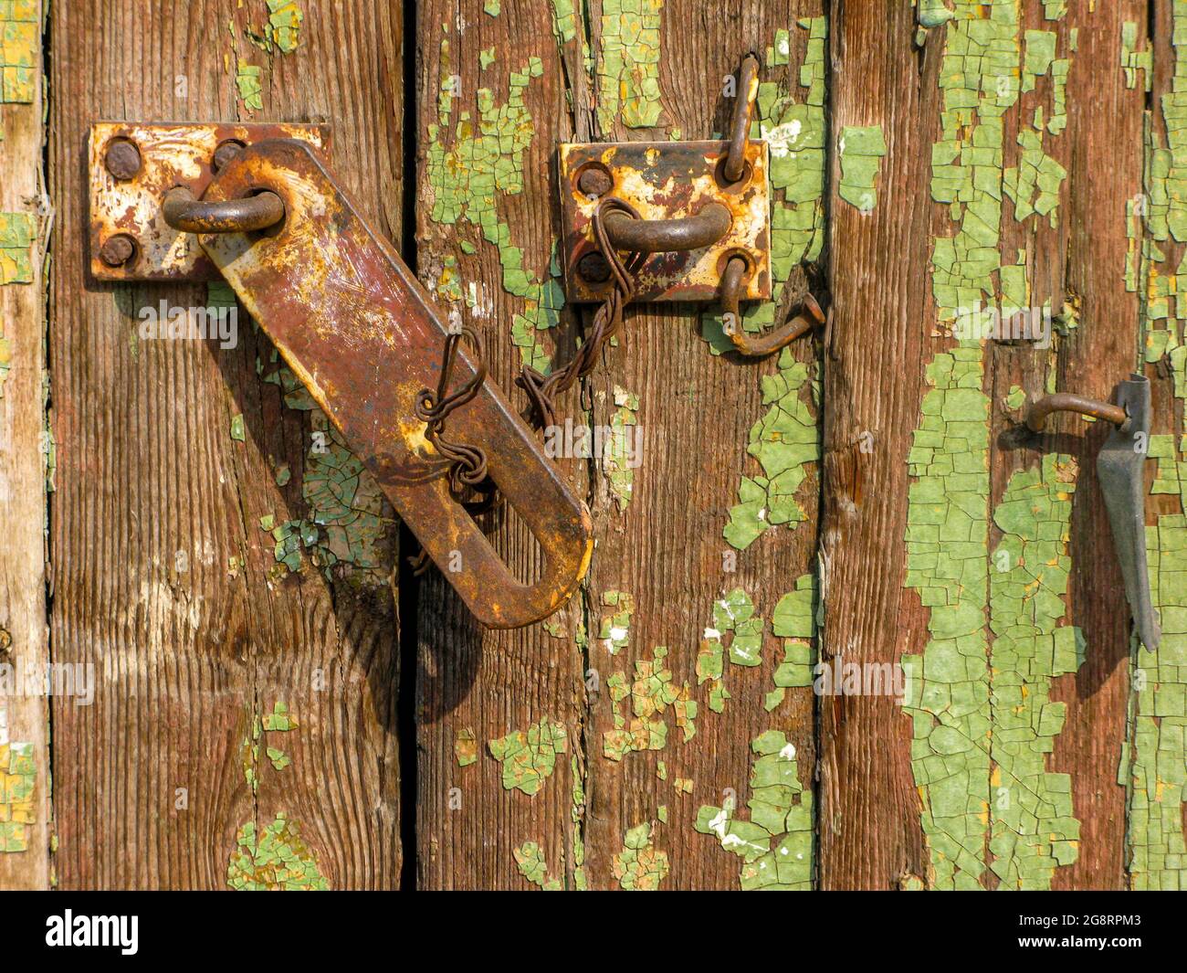 Porte avec un voleur serrure de porte cassée dans une vieille maison de  pays non assurée. Une façon traditionnelle et dépassée de verrouiller un  cadenas dans les villages du siècle dernier Photo