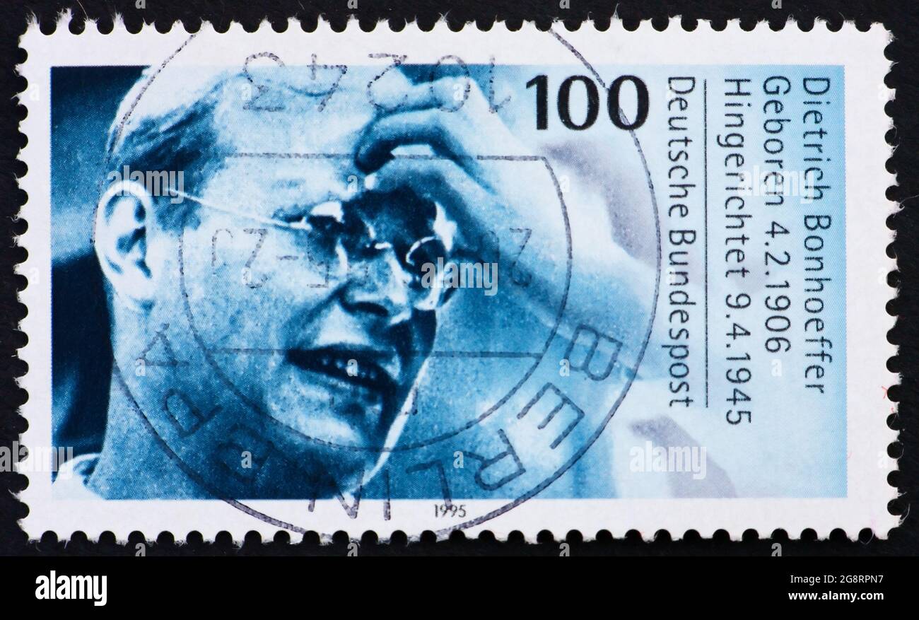 ALLEMAGNE - VERS 1995: Un timbre imprimé en Allemagne montre Dietrich Bonhoeffer, théologien protestant, participant de nouveau au mouvement de résistance allemand Banque D'Images